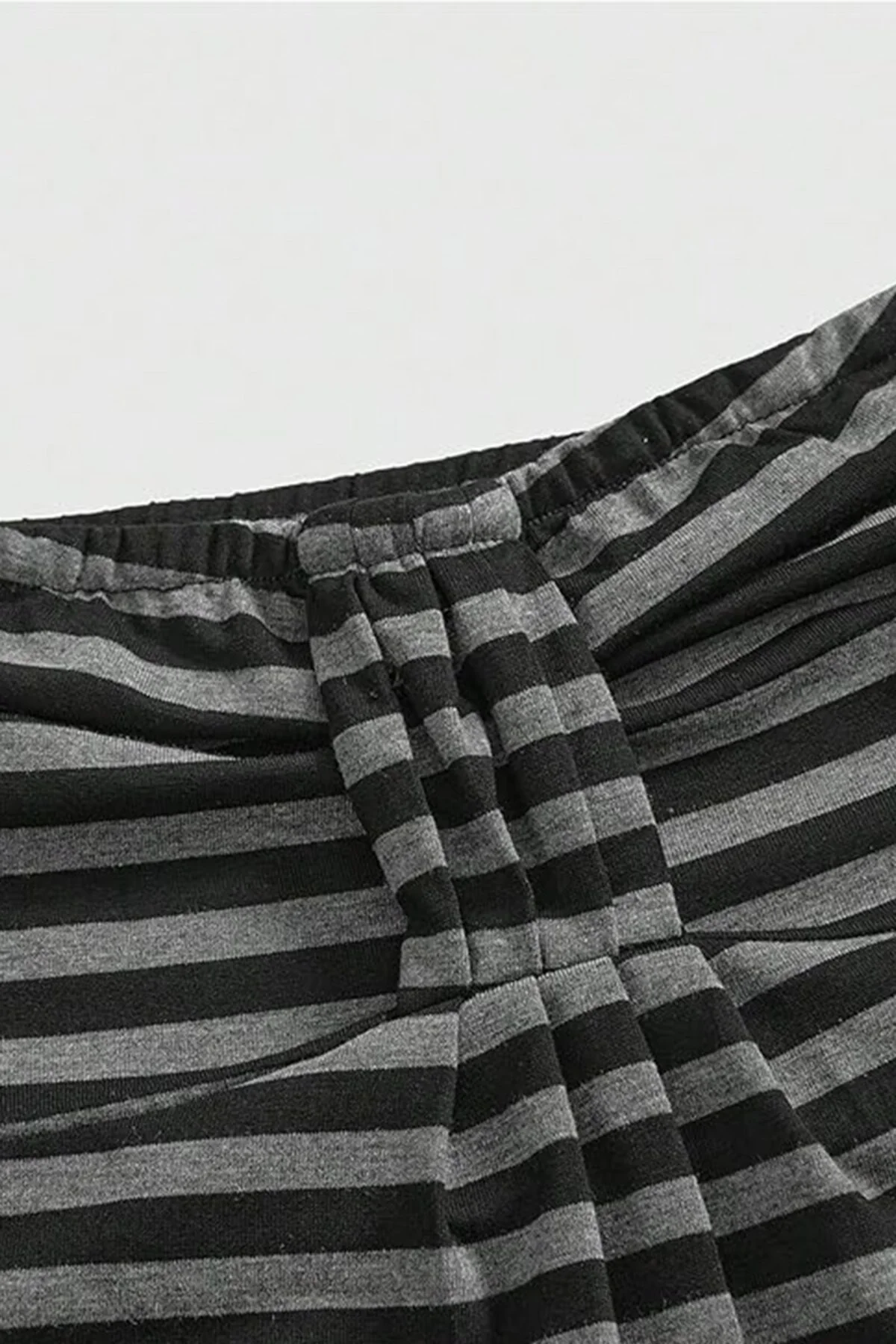 Siyah Antrasit Çizgili Twist Y2K Straplez Crop Siyah Antrasit Çizgili Twist Y2K Straplez Crop