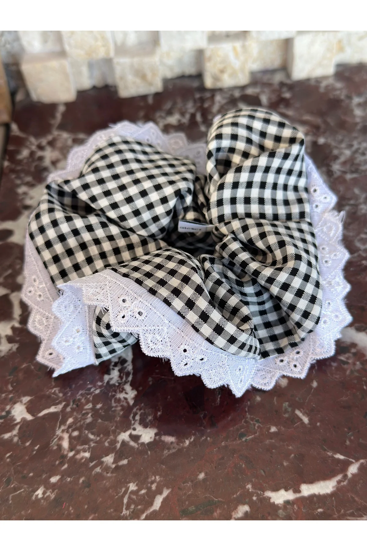 Siyah Beyaz Pötikare Beyaz Fisto Kenar Scrunchie