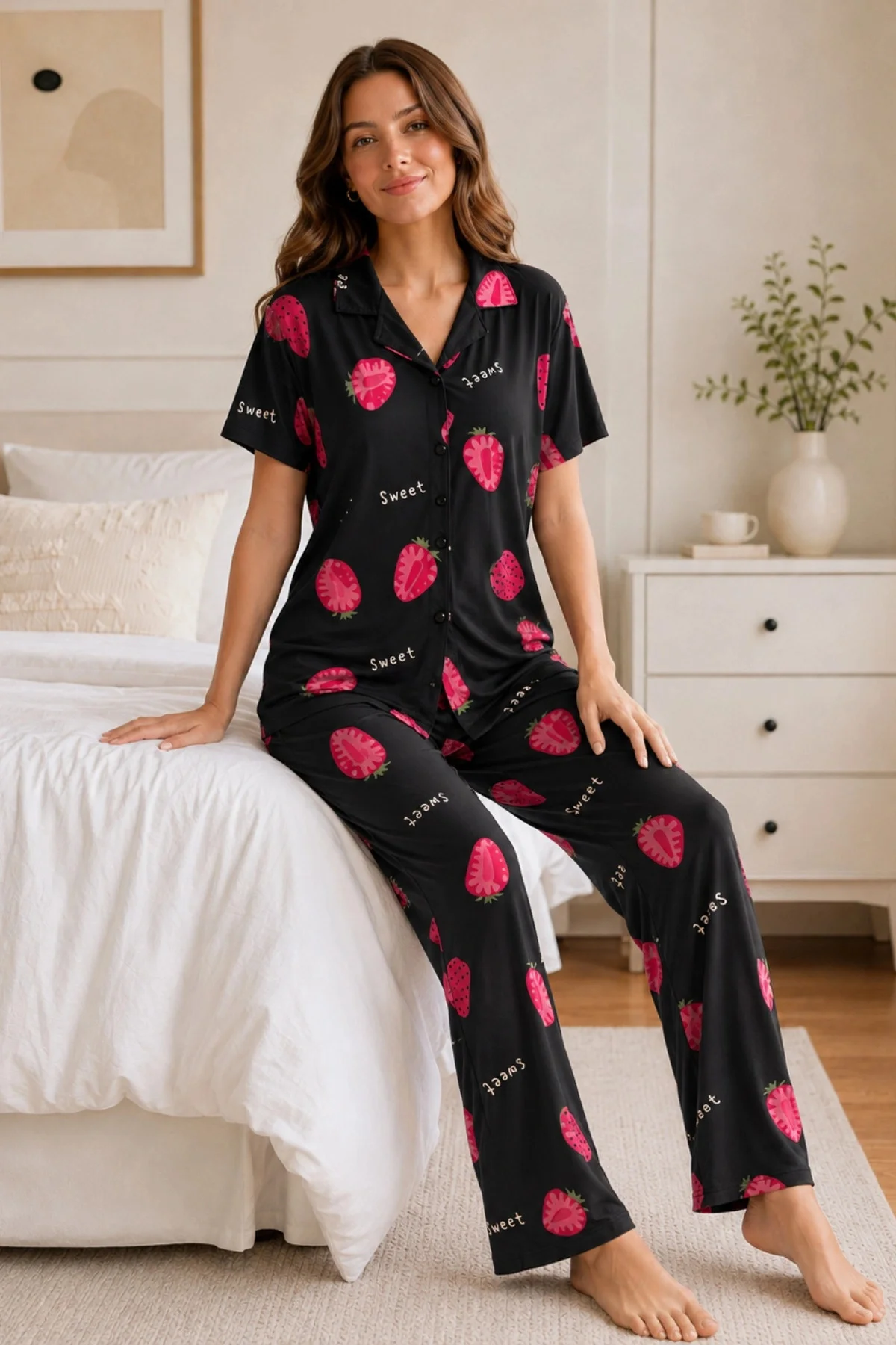 Siyah Çilek Desenli Kısa Kollu Gömlek Yaka Milan Kumaş Kadın Pijama Takımı Siyah Çilek Desenli Kısa Kollu Gömlek Yaka Milan Kumaş Kadın Pijama Takımı - Görsel 2