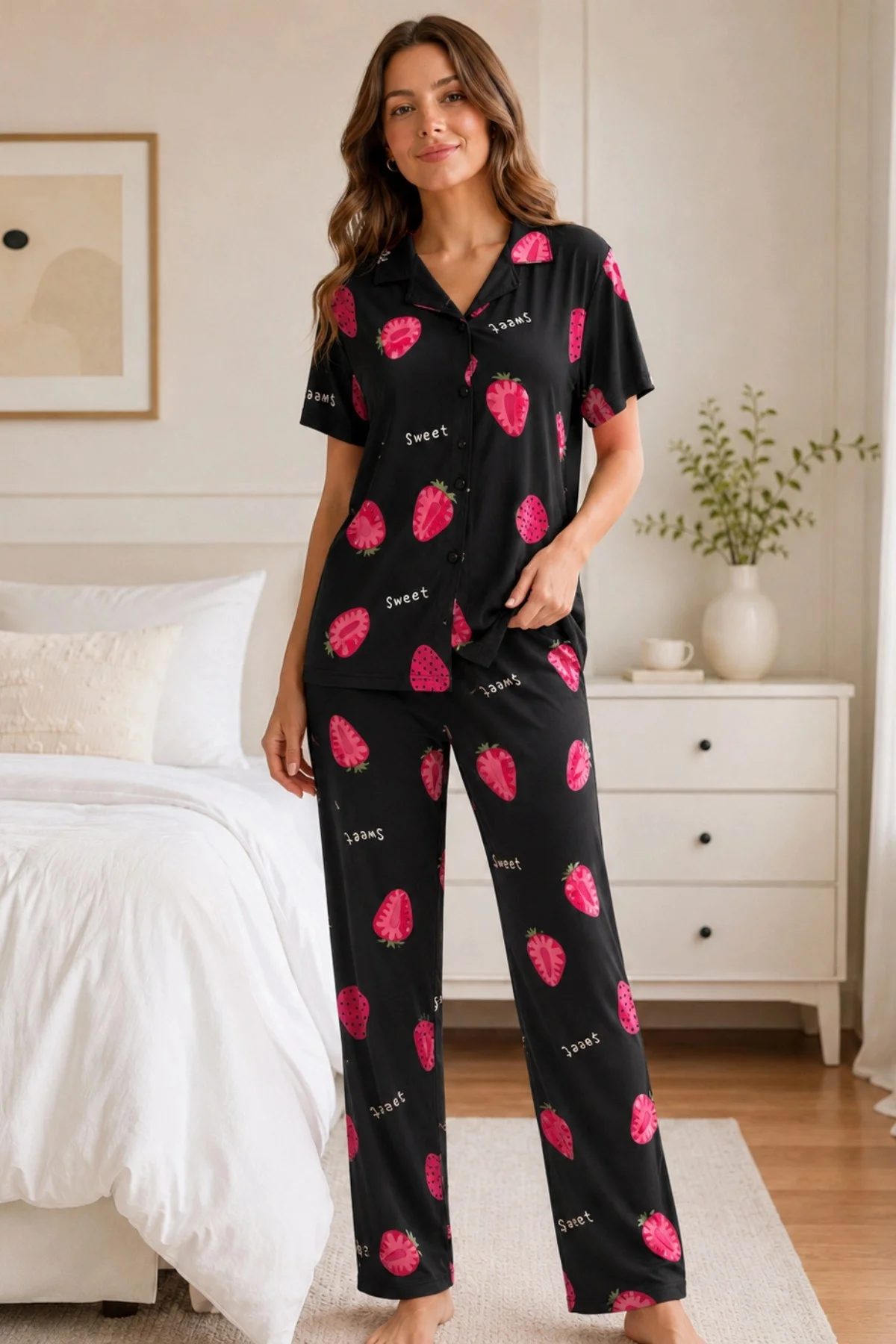 Siyah Çilek Desenli Kısa Kollu Gömlek Yaka Milan Kumaş Kadın Pijama Takımı Siyah Çilek Desenli Kısa Kollu Gömlek Yaka Milan Kumaş Kadın Pijama Takımı - Görsel 3