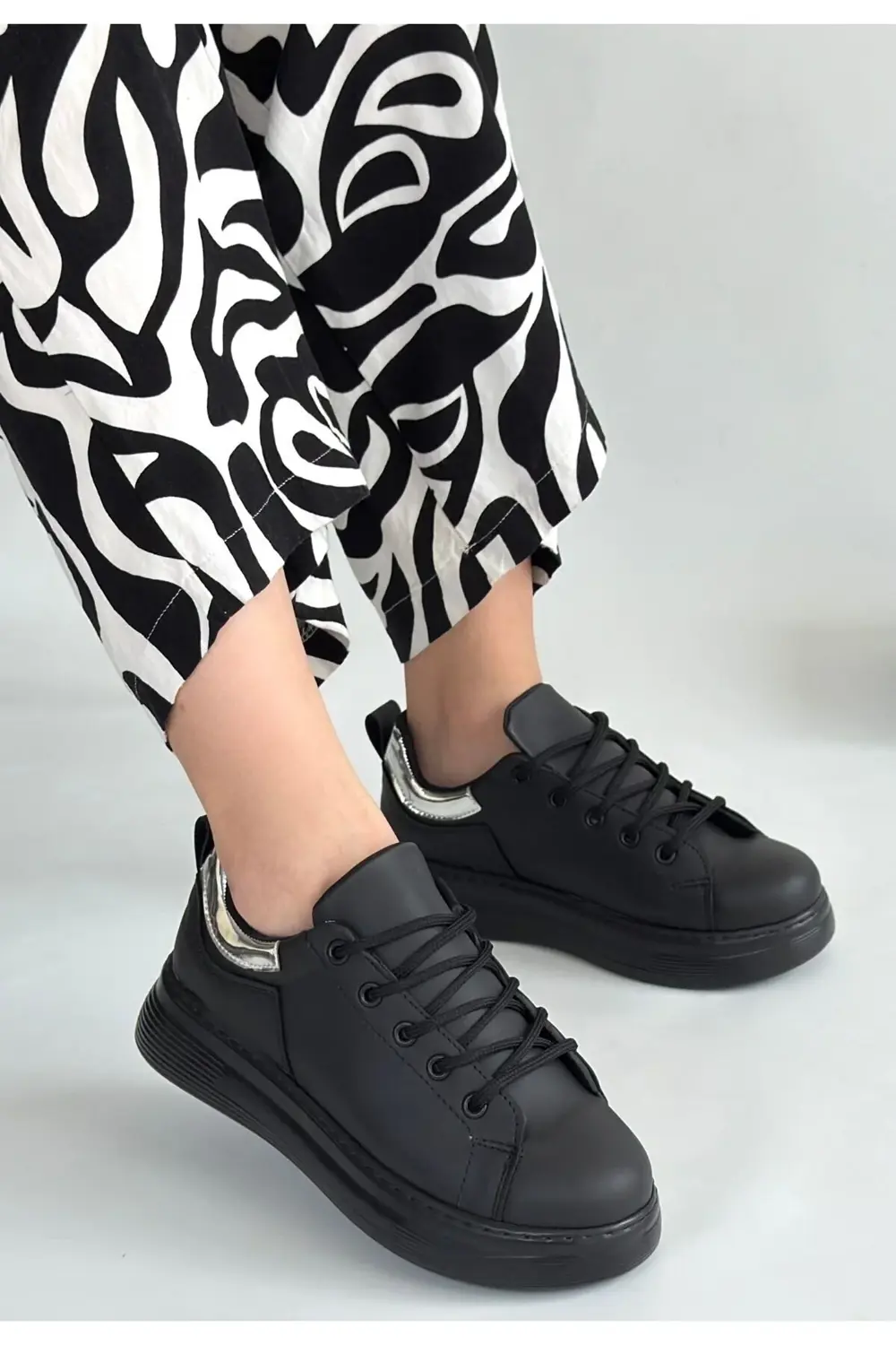 Siyah Cilt Bağcıklı Spor Ayakkabı