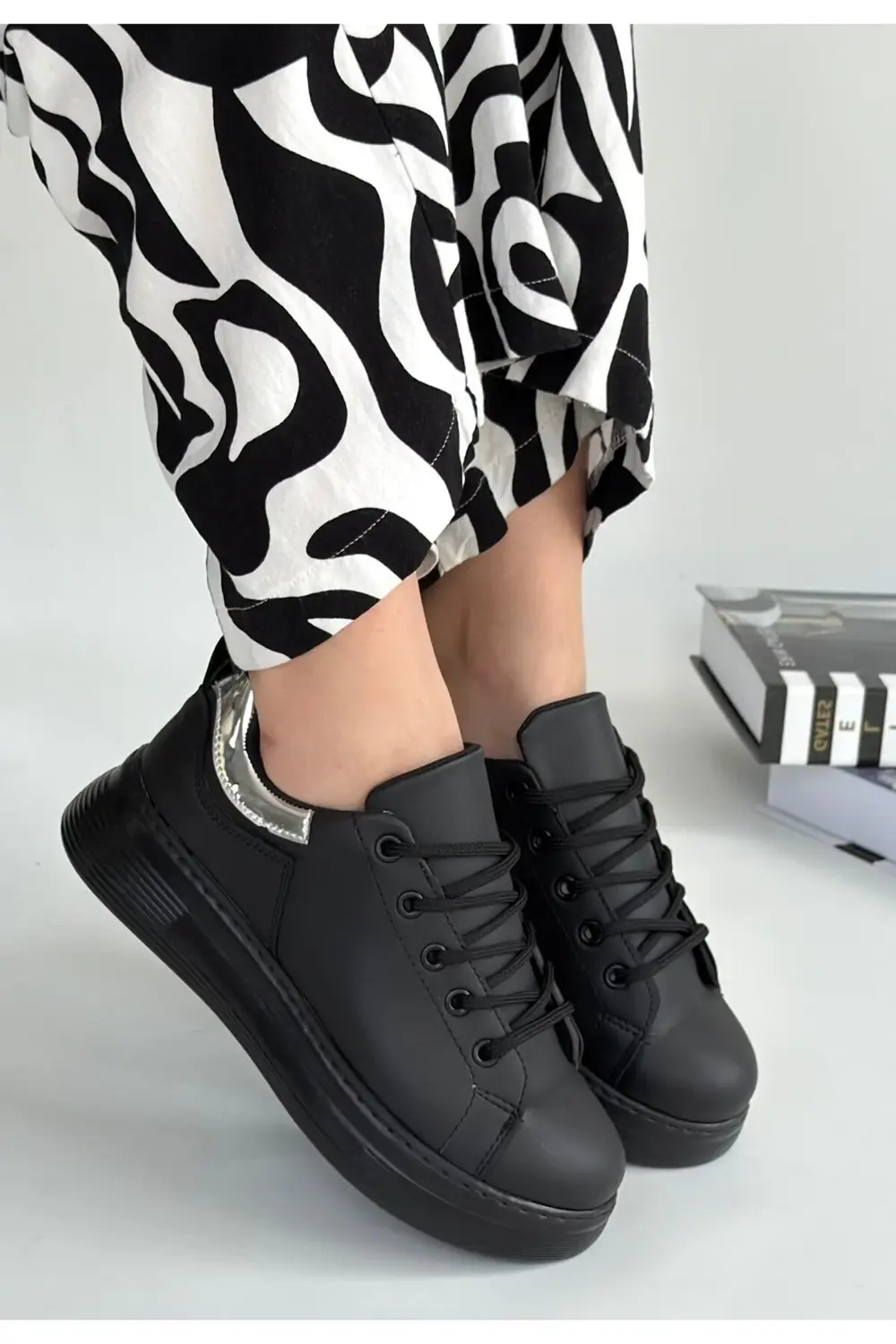 Siyah Cilt Bağcıklı Spor Ayakkabı