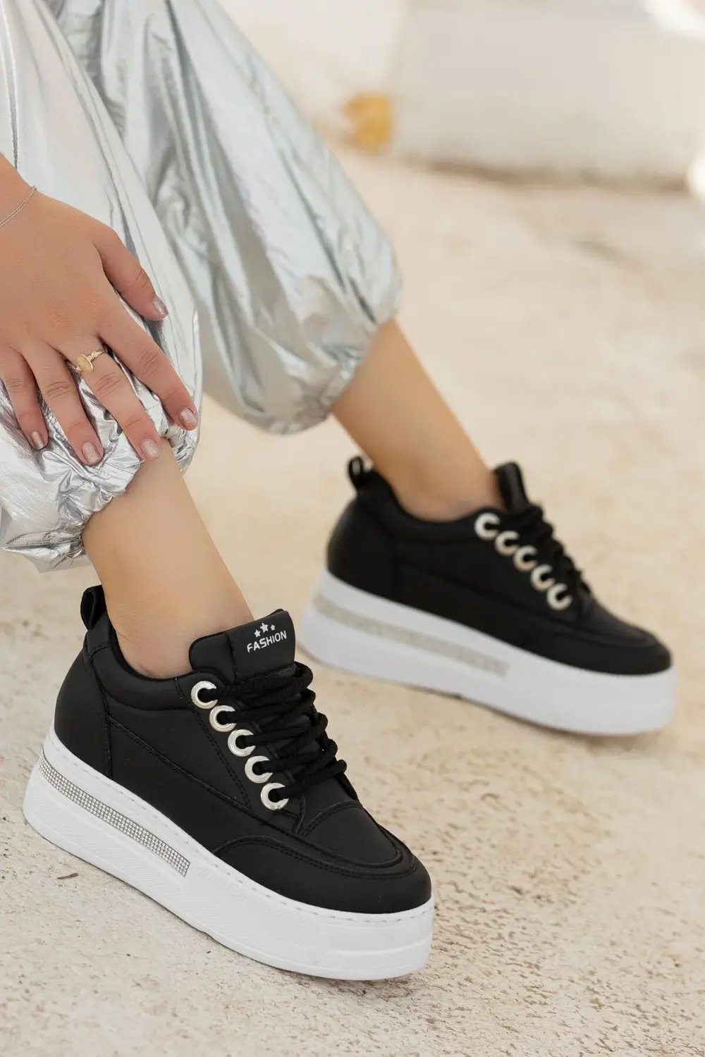 Siyah Cilt Beyaz Tabanlı Bağcıklı Spor Ayakkabı