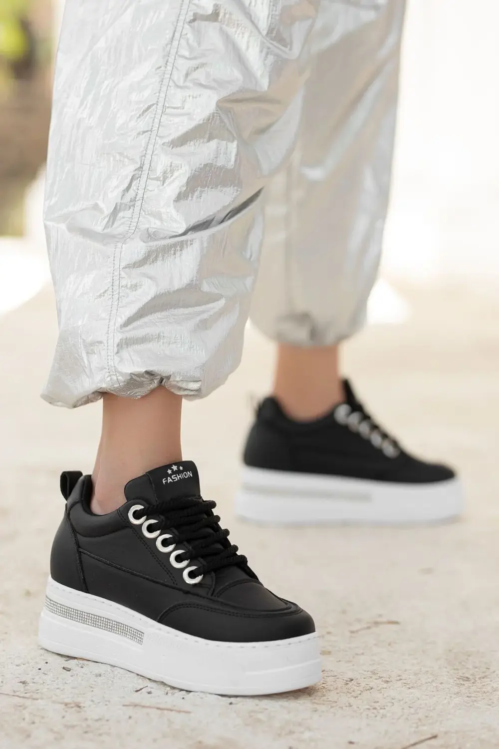 Siyah Cilt Beyaz Tabanlı Bağcıklı Spor Ayakkabı