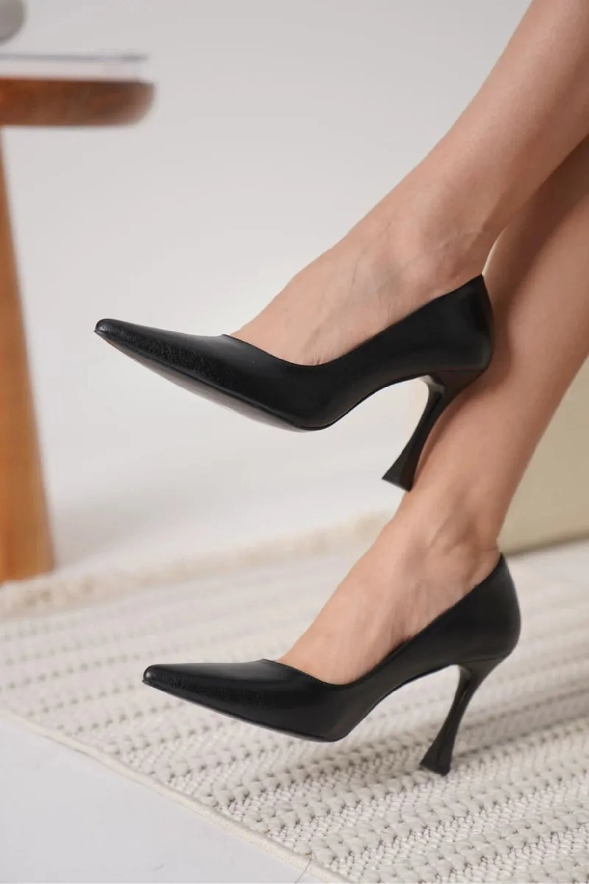 Siyah Cilt Kadın Stiletto TR18MS03F Fiyatı, Yorumları ve Özellikleri