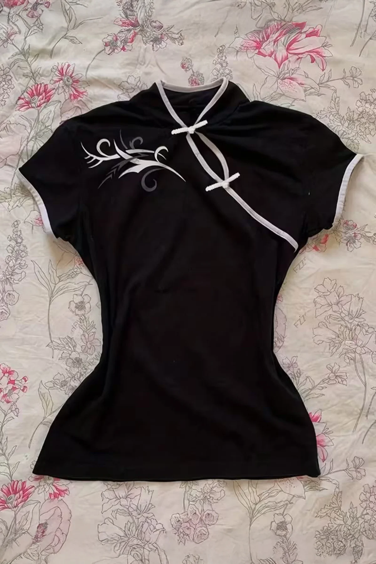 Siyah Çin Yakalı Floral Motifli Beyaz Şeritli Vintage Y2K Kısa Kollu Crop Siyah Çin Yakalı Floral Motifli Beyaz Şeritli Vintage Y2K Kısa Kollu Crop