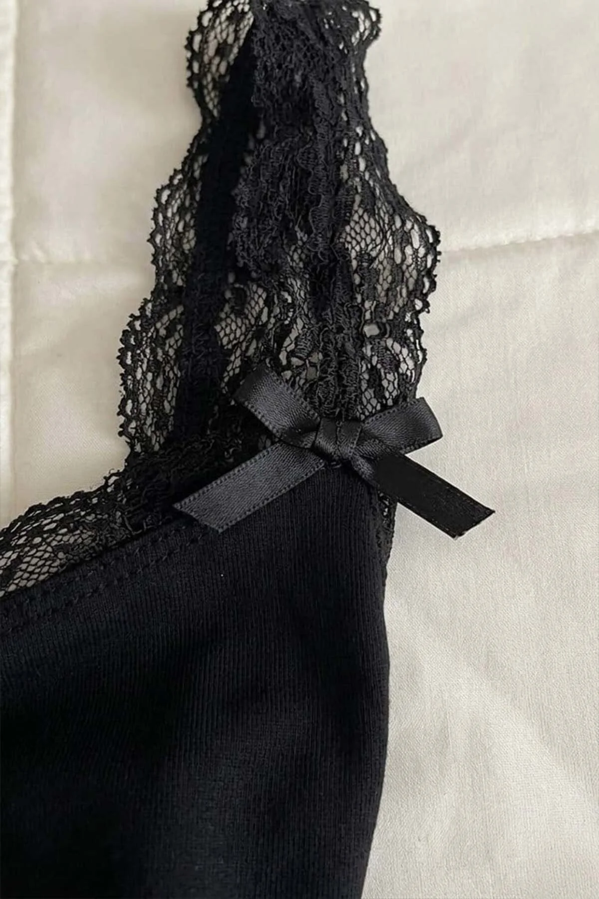 Siyah Dantel Detaylı Fiyonklu Coquette Y2K Askılı Crop