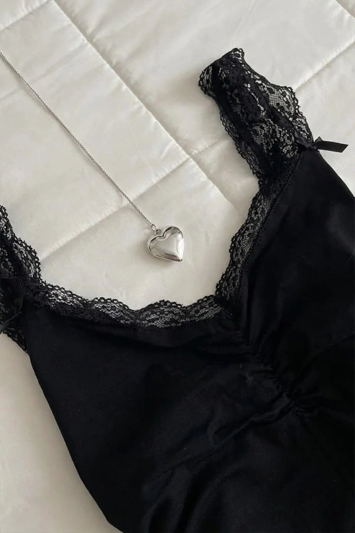 Siyah Dantel Detaylı Fiyonklu Coquette Y2K Askılı Crop