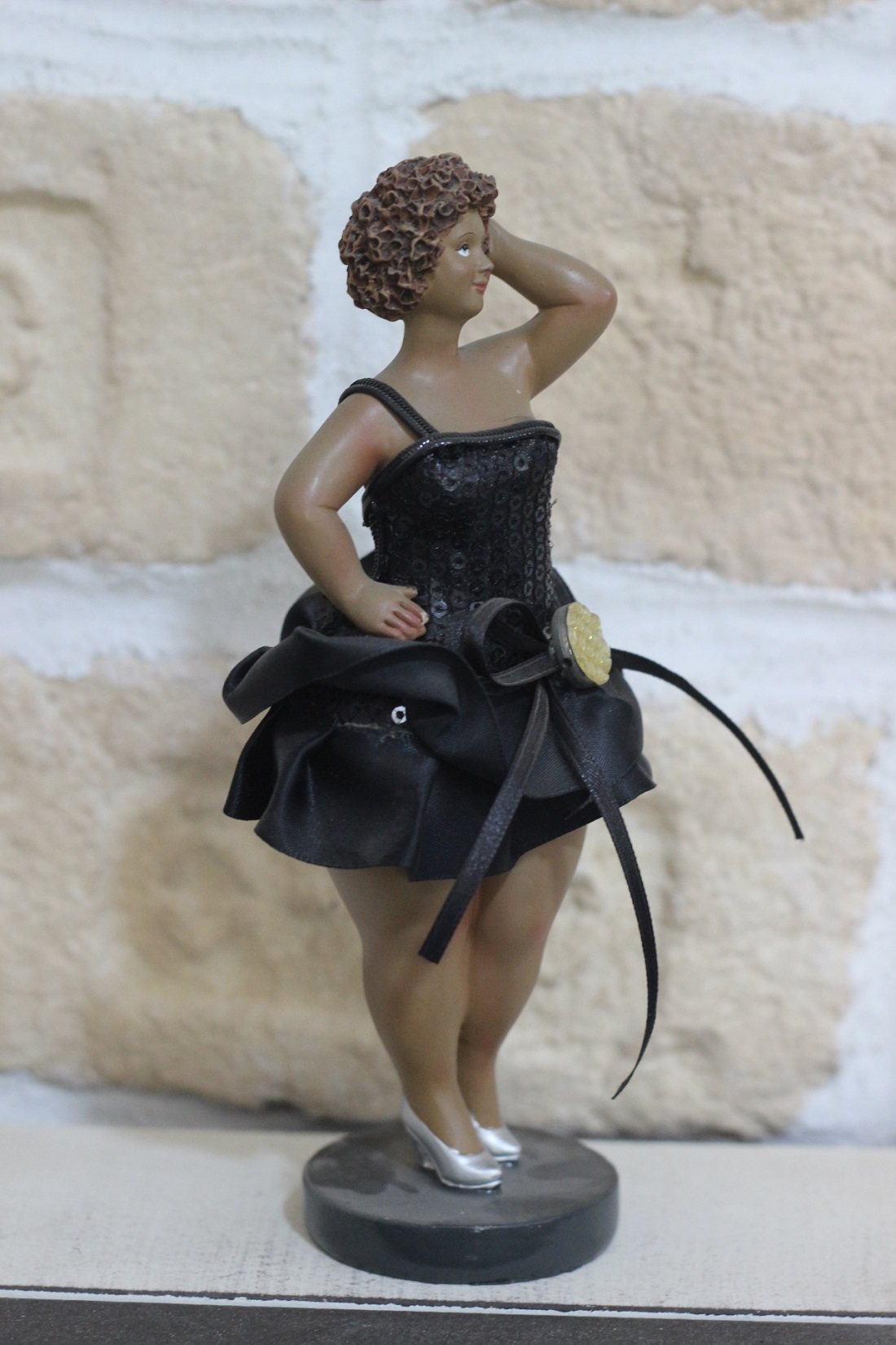 Siyah Elbiseli Kadın Biblo Figür 19,5cm Siyah Elbiseli Kadın Biblo Figür 19,5cm