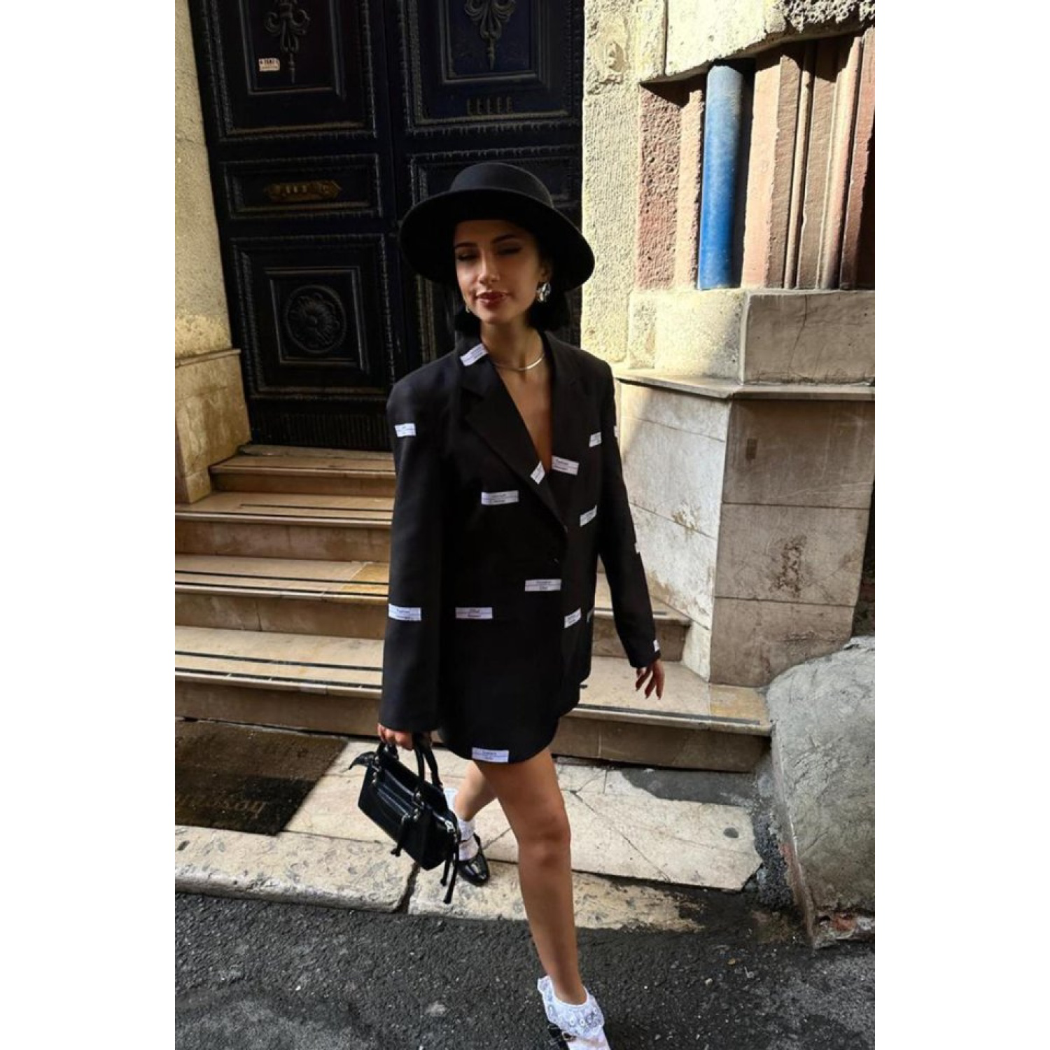 Siyah Etiket Detaylı Ceket