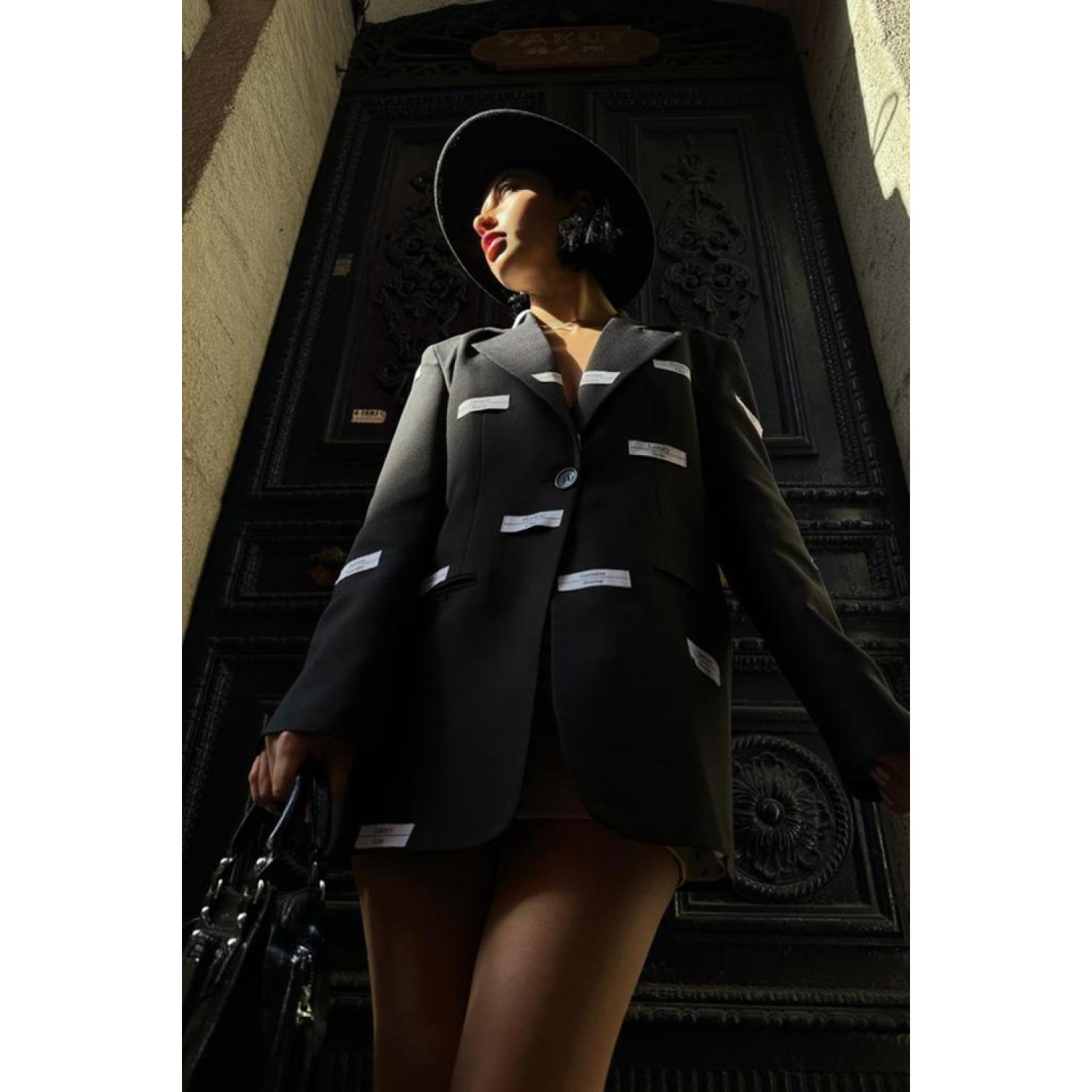 Siyah Etiket Detaylı Ceket