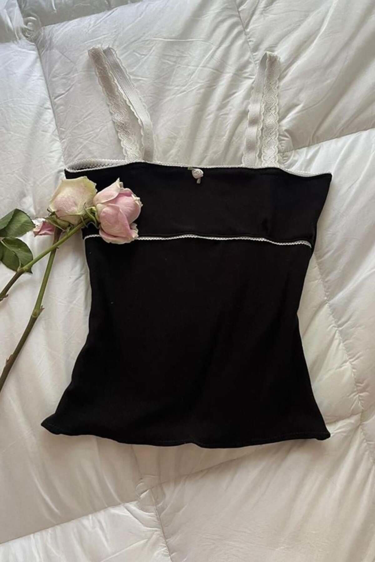 Siyah Fairycore Grunge Beyaz Dantel Y2K Askılı Crop Siyah Fairycore Grunge Beyaz Dantel Y2K Askılı Crop