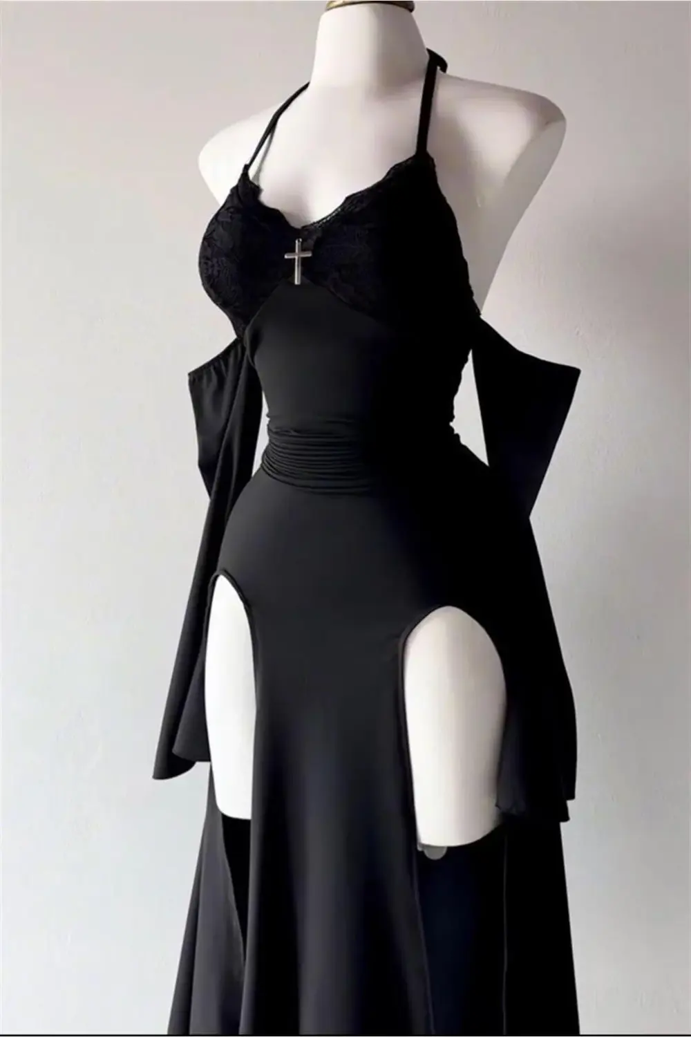 Siyah Gothic Çift Yırtmaçlı Askılı Ek Kollu Elbise