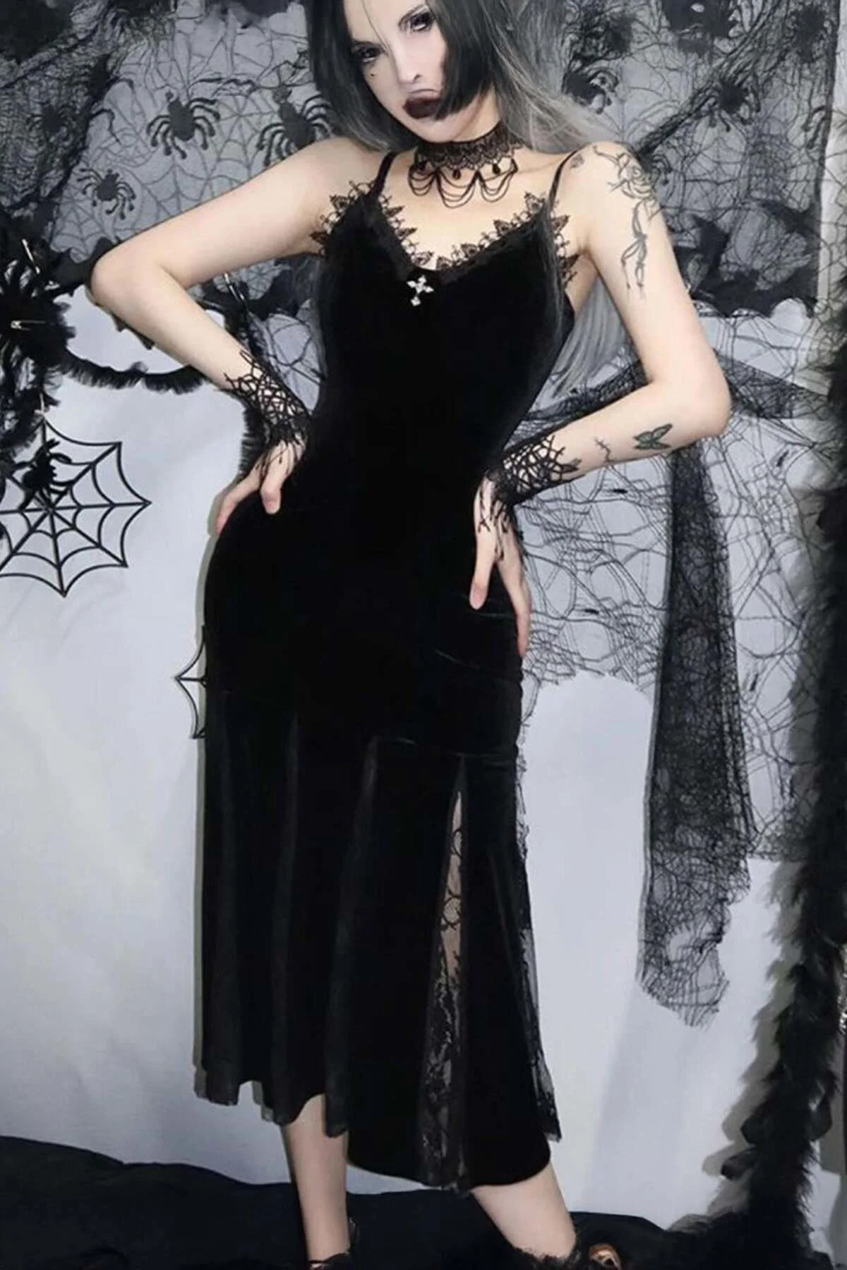 Siyah Gotik Dantel Yırtmaç Detaylı Haçlı Midi Y2K Kadife Elbise Siyah Gotik Dantel Yırtmaç Detaylı Haçlı Midi Y2K Kadife Elbise