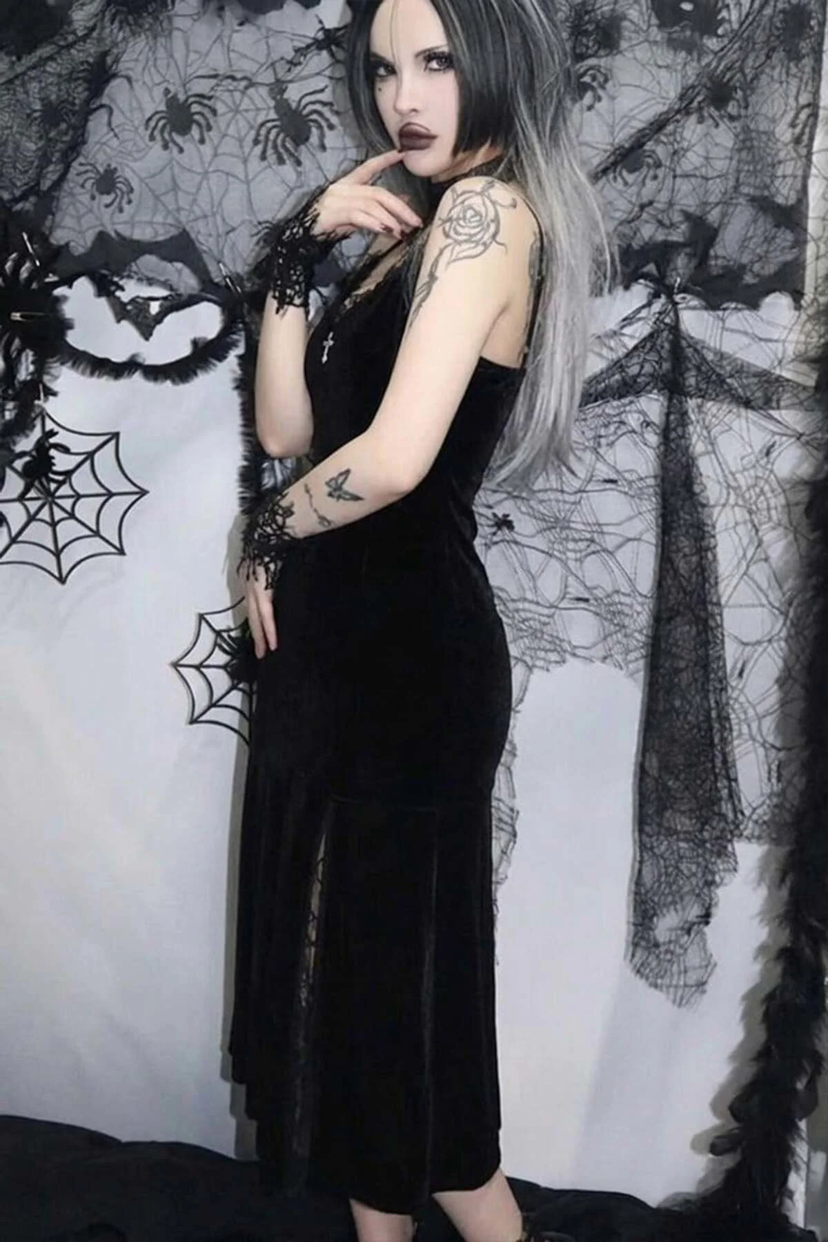 Siyah Gotik Dantel Yırtmaç Detaylı Haçlı Midi Y2K Kadife Elbise Siyah Gotik Dantel Yırtmaç Detaylı Haçlı Midi Y2K Kadife Elbise