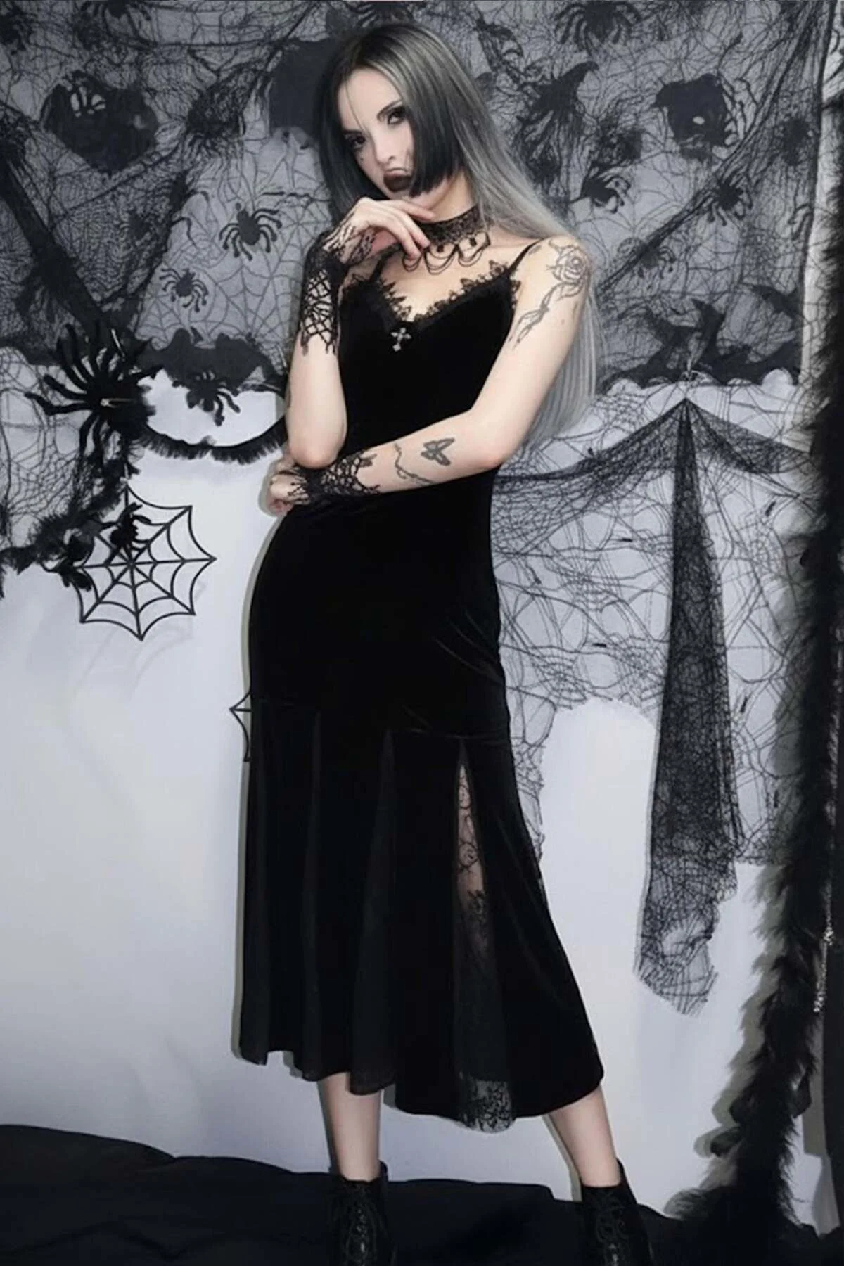 Siyah Gotik Dantel Yırtmaç Detaylı Haçlı Midi Y2K Kadife Elbise Siyah Gotik Dantel Yırtmaç Detaylı Haçlı Midi Y2K Kadife Elbise