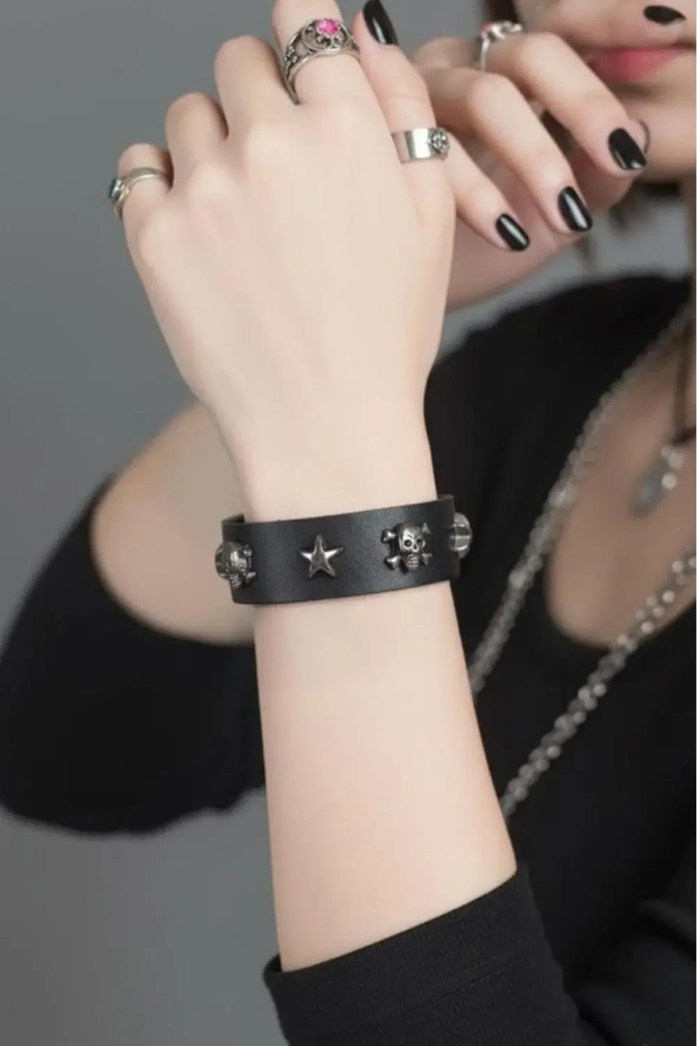 Siyah Gotik Skull Star Detaylı Deri Bileklik