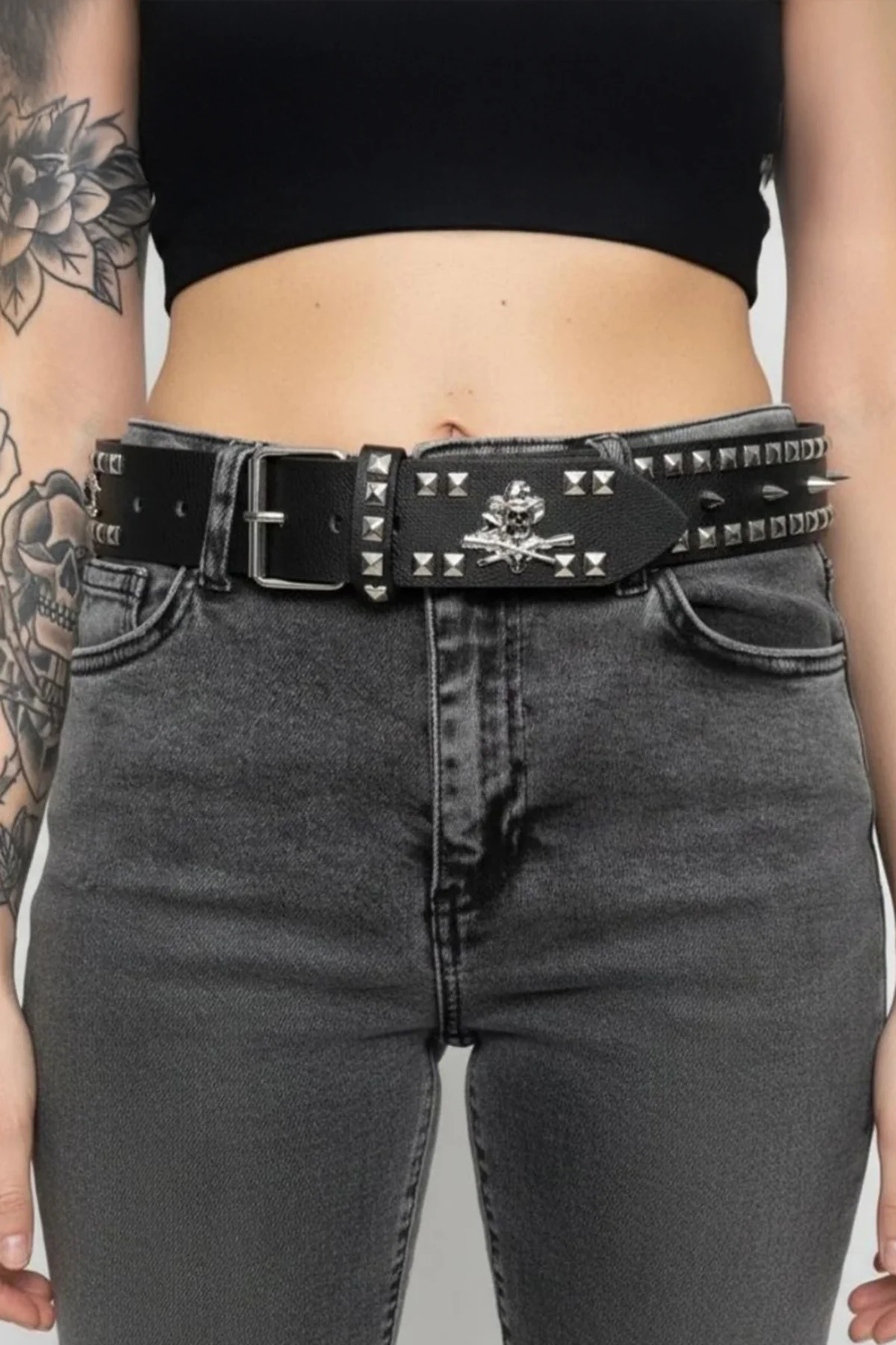 Siyah Gotik Western Skull Detaylı Piramit Zımbalı Deri Kemer