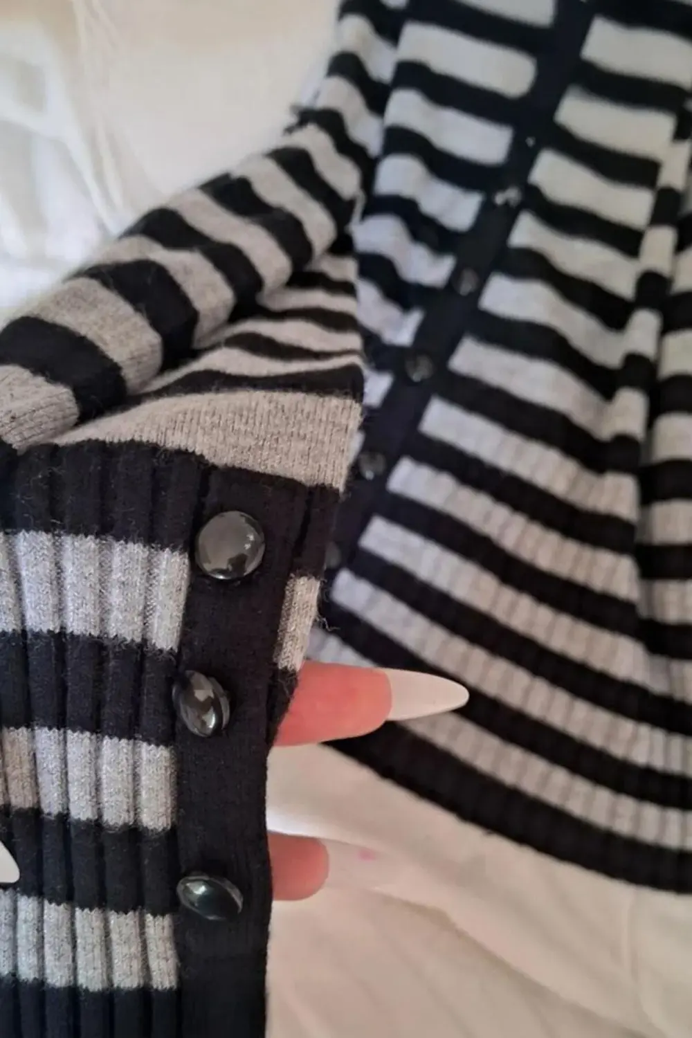 Siyah Gri Çizgili Grunge Y2K Stili Triko Hırka Siyah Gri Çizgili Grunge Y2K Stili Triko Hırka