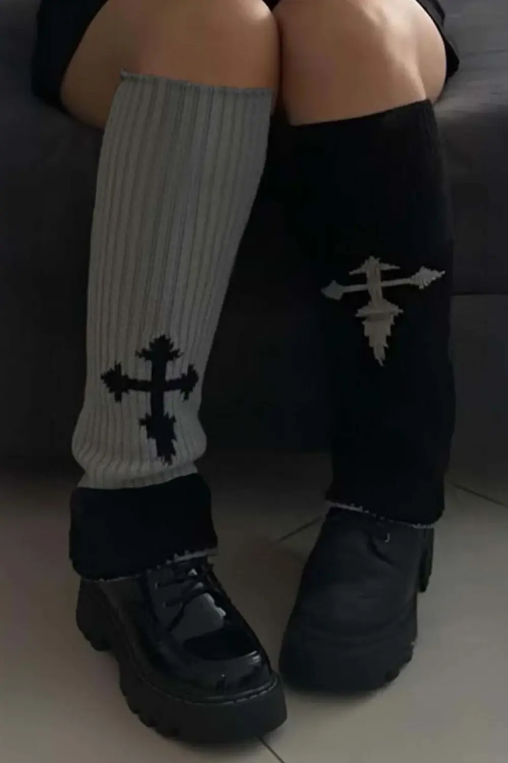 Siyah Gri Gotik Haç ve Dikenli Çift Taraflı Tozluk