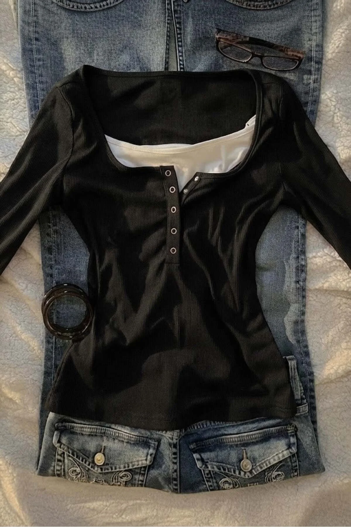 Siyah Henley Yaka Ekli Grunge Y2K Uzun Kollu Crop Siyah Henley Yaka Ekli Grunge Y2K Uzun Kollu Crop