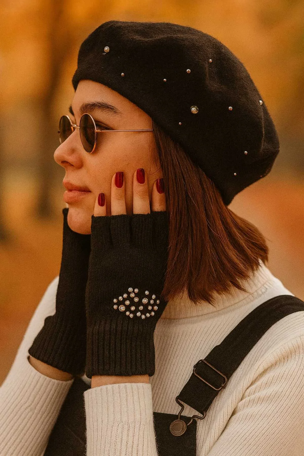 Siyah İnci Süslemeli Kadın Beret – Paris Stili, Yumuşak Dokulu Taşlı Ressam Şapka Bere Siyah İnci Süslemeli Kadın Beret – Paris Stili, Yumuşak Dokulu Taşlı Ressam Şapka Bere
