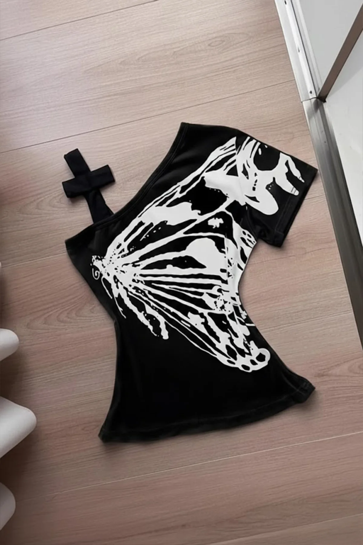 Siyah Kelebek Kanatlı Askılı Grunge Y2K Kısa Kollu Crop Siyah Kelebek Kanatlı Askılı Grunge Y2K Kısa Kollu Crop