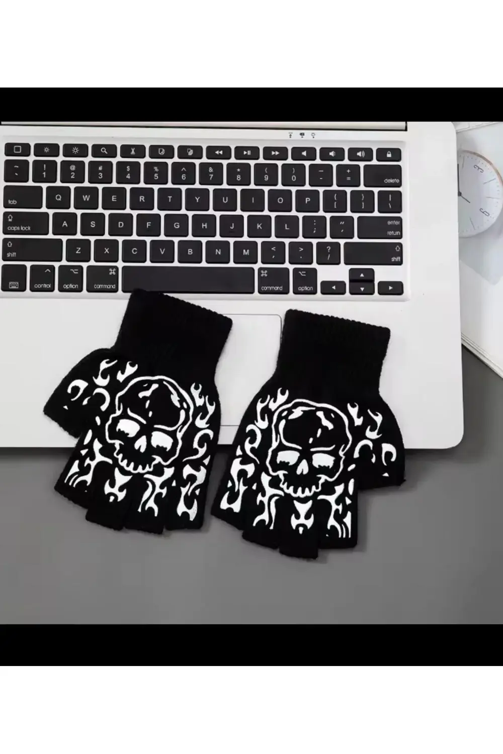 siyah kesik parmaklı kurukafa baskılı pamuklu kışlık eldiven