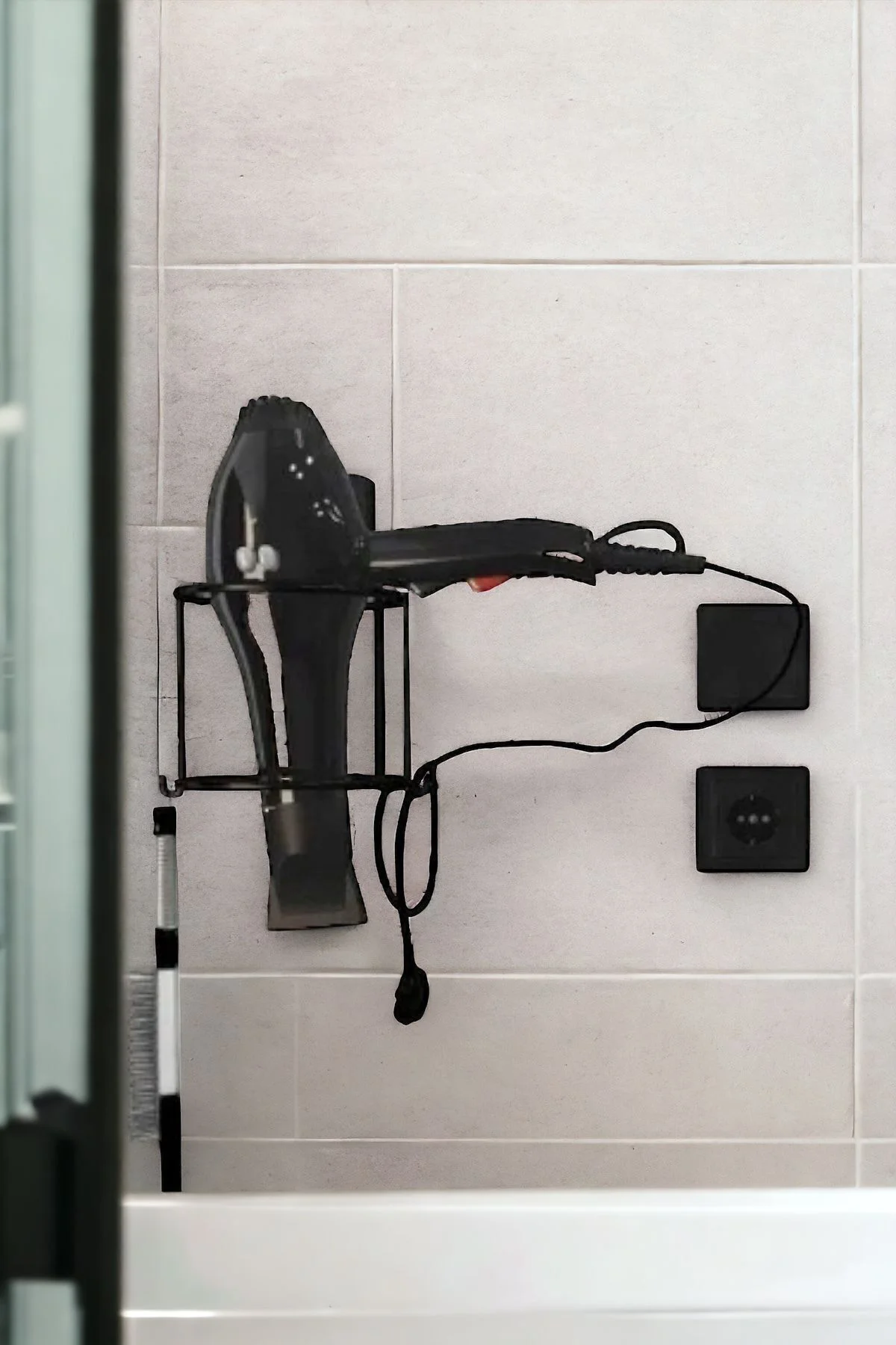 Siyah Kurutma Makinesi Asma Aparatı Banyo Aksesuarı Güçlü Dc-5119 Siyah Kurutma Makinesi Asma Aparatı Banyo Aksesuarı Güçlü Dc-5119