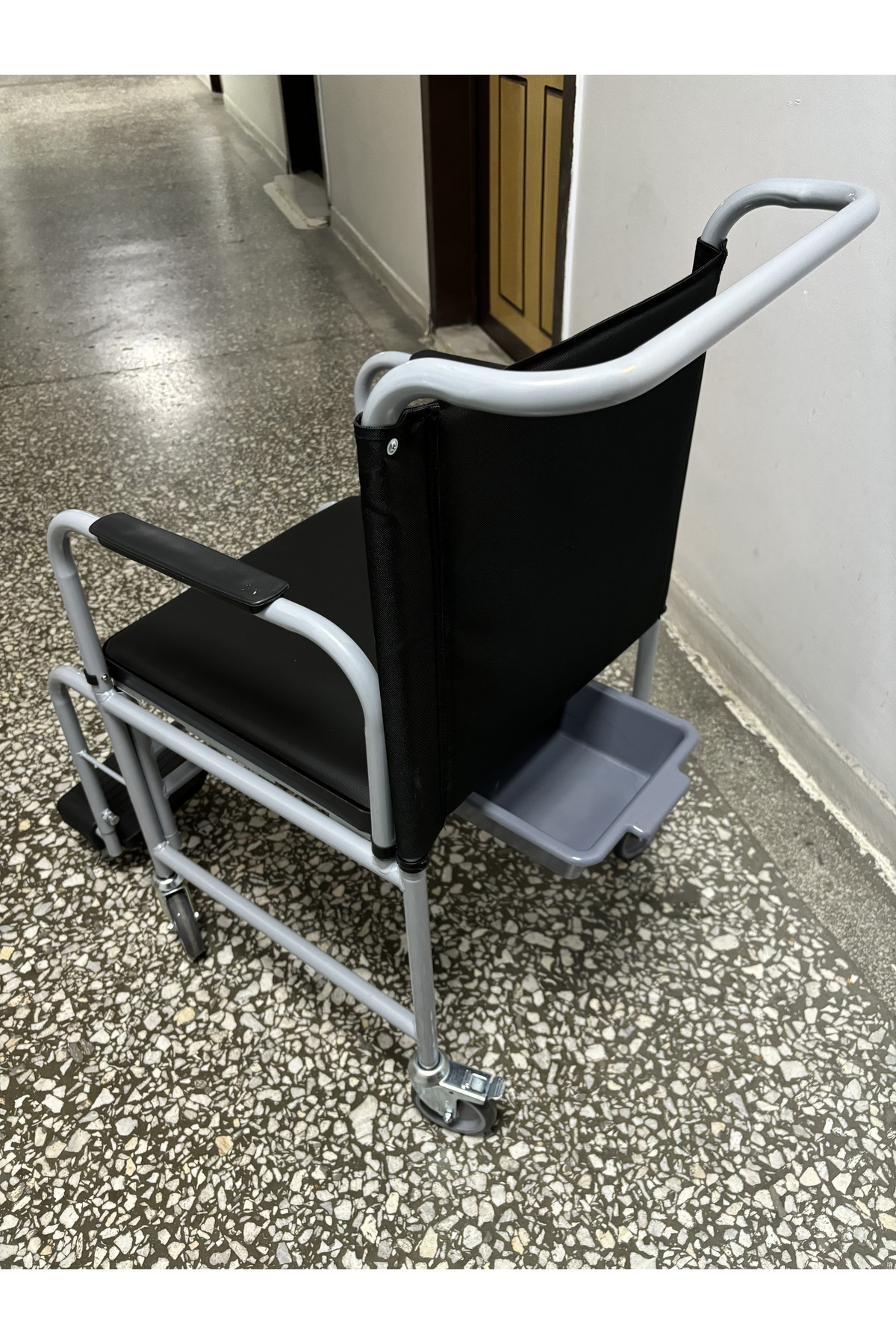 Siyah-mavi Ev Tipi Tekerlekli Sandalye Banyo Arabası