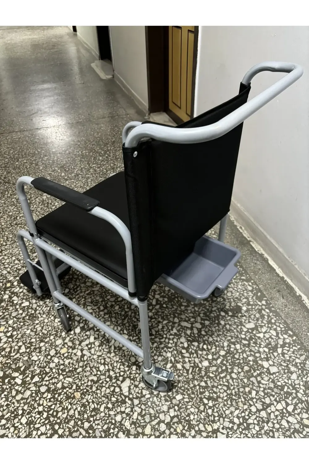 Siyah-mavi Ev Tipi Tekerlekli Sandalye Banyo Arabası