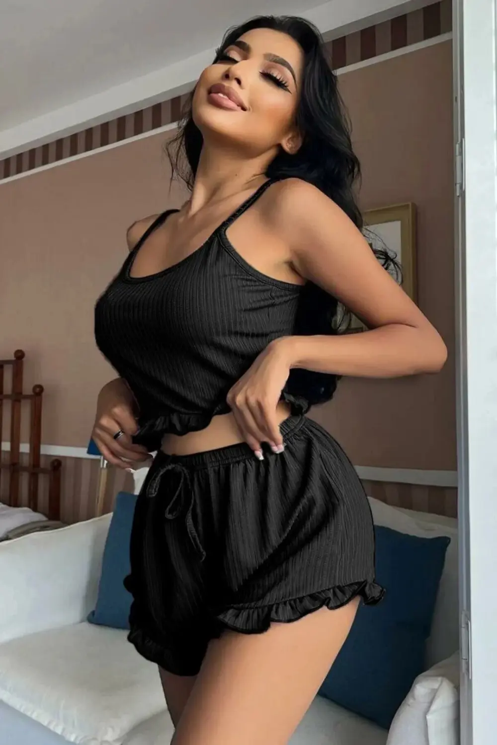 Siyah Mini Arkası Çapraz İpli Şortlu PijamaTakımı Siyah Mini Arkası Çapraz İpli Şortlu PijamaTakımı