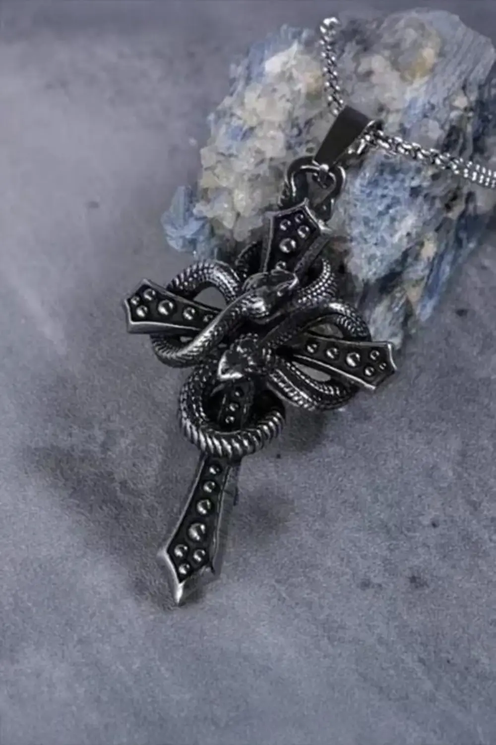 Siyah Ornamental Cross Yılan Detaylı Kolye Siyah Ornamental Cross Yılan Detaylı Kolye