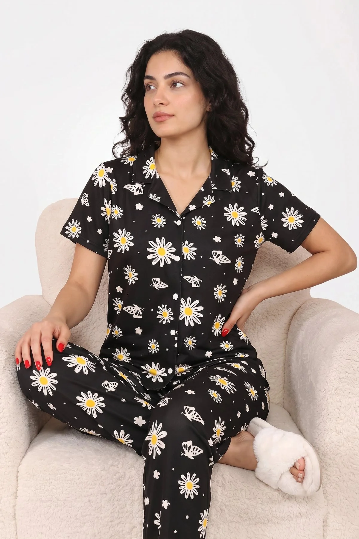 Siyah Papatya Ve Kelebek Desenli Kısa Kollu Gömlek Yaka Milan Kumaş Kadın Pijama Takımı Siyah Papatya Ve Kelebek Desenli Kısa Kollu Gömlek Yaka Milan Kumaş Kadın Pijama Takımı - Görsel 2