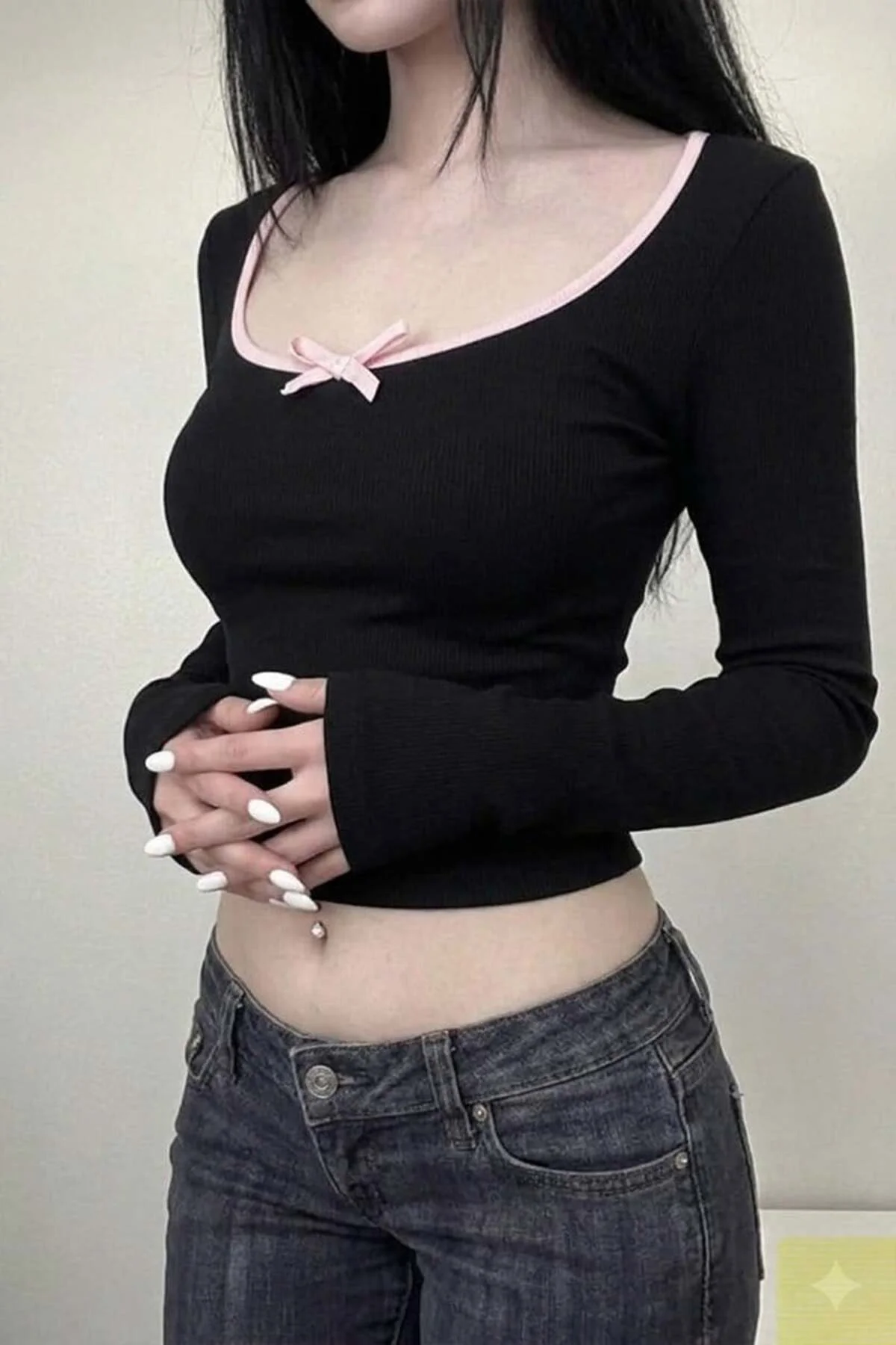 Siyah Pembe Yaka Fiyonklu Sırt Bağcıklı Y2K Uzun Kollu Crop Siyah Pembe Yaka Fiyonklu Sırt Bağcıklı Y2K Uzun Kollu Crop