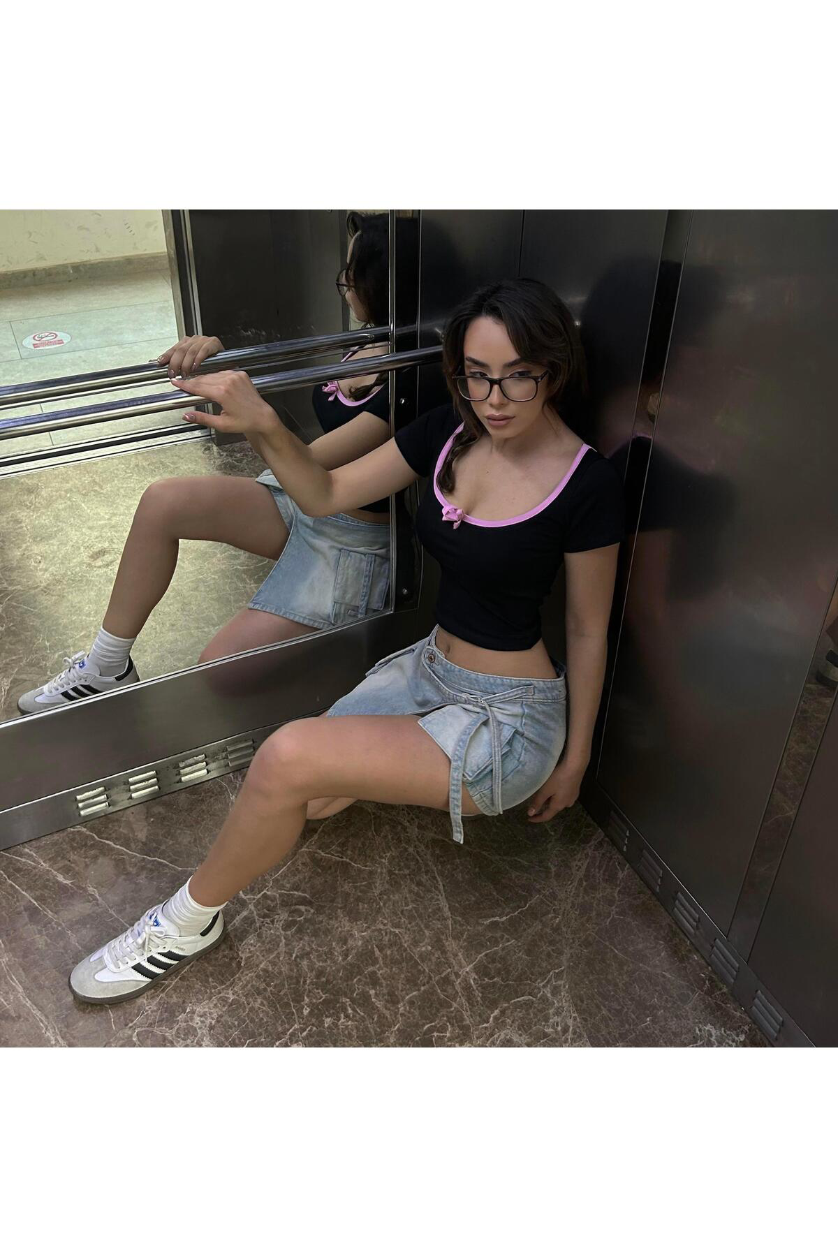 Siyah Pembe Yaka Fiyonklu Sırt Bağcıklı Kısa Kollu Crop
