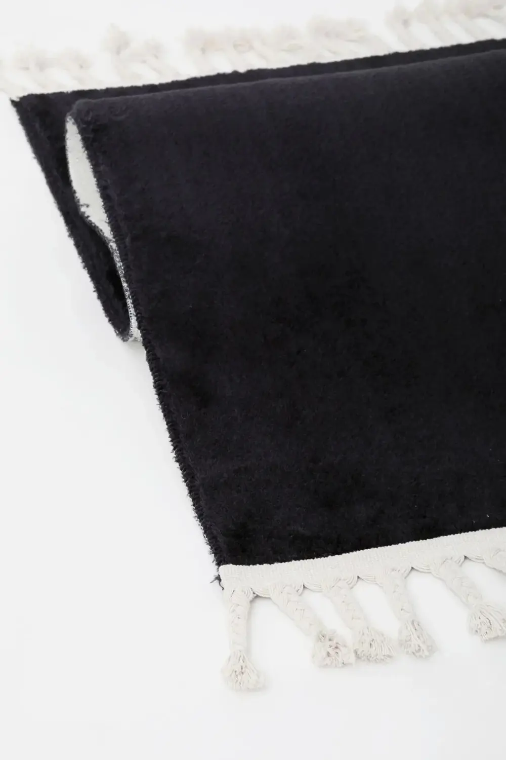 Siyah Post Dokuma Halı Saçaklı Peluş Yumuşacık Kaymaz Antibakteri