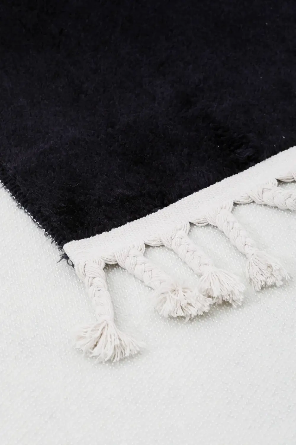 Siyah Post Peluş Dokuma Halı Saçaklı Salon Halısı Siyah Post Peluş Dokuma Halı Saçaklı Salon Halısı
