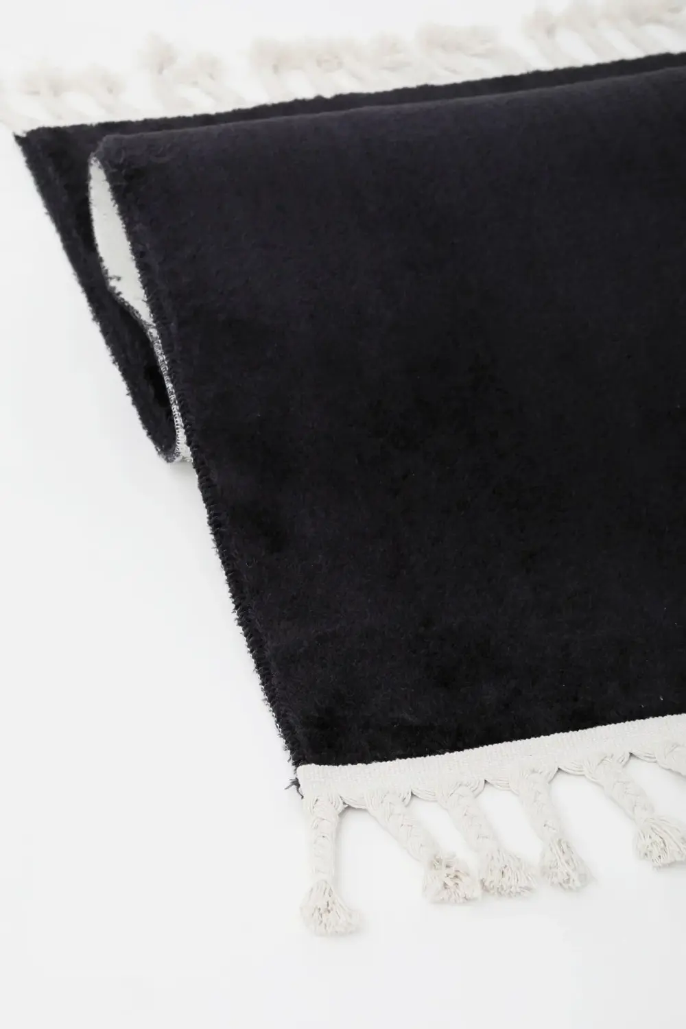Siyah Post Peluş Dokuma Halı Saçaklı Salon Halısı Siyah Post Peluş Dokuma Halı Saçaklı Salon Halısı