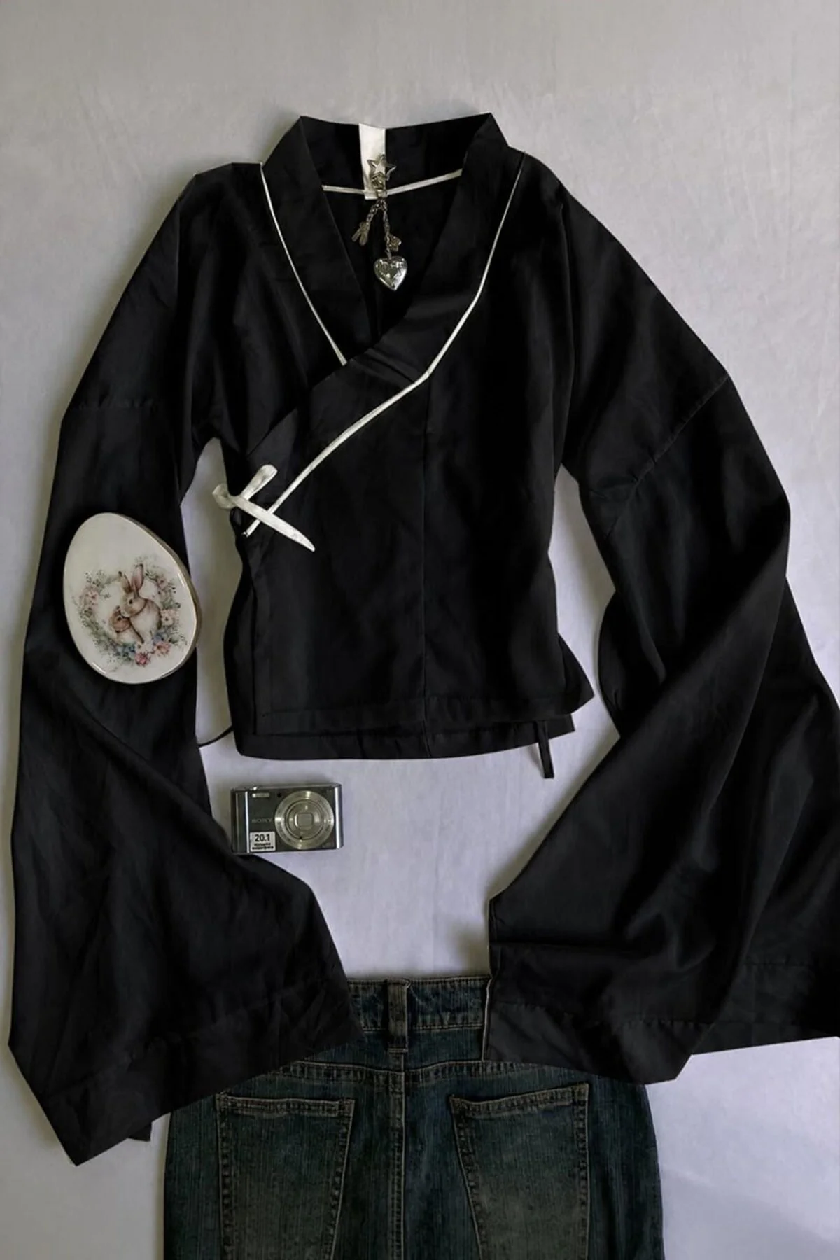 Siyah Qipao Beyaz Şeritli Fiyonk Detaylı Y2K Uzun Kollu Crop