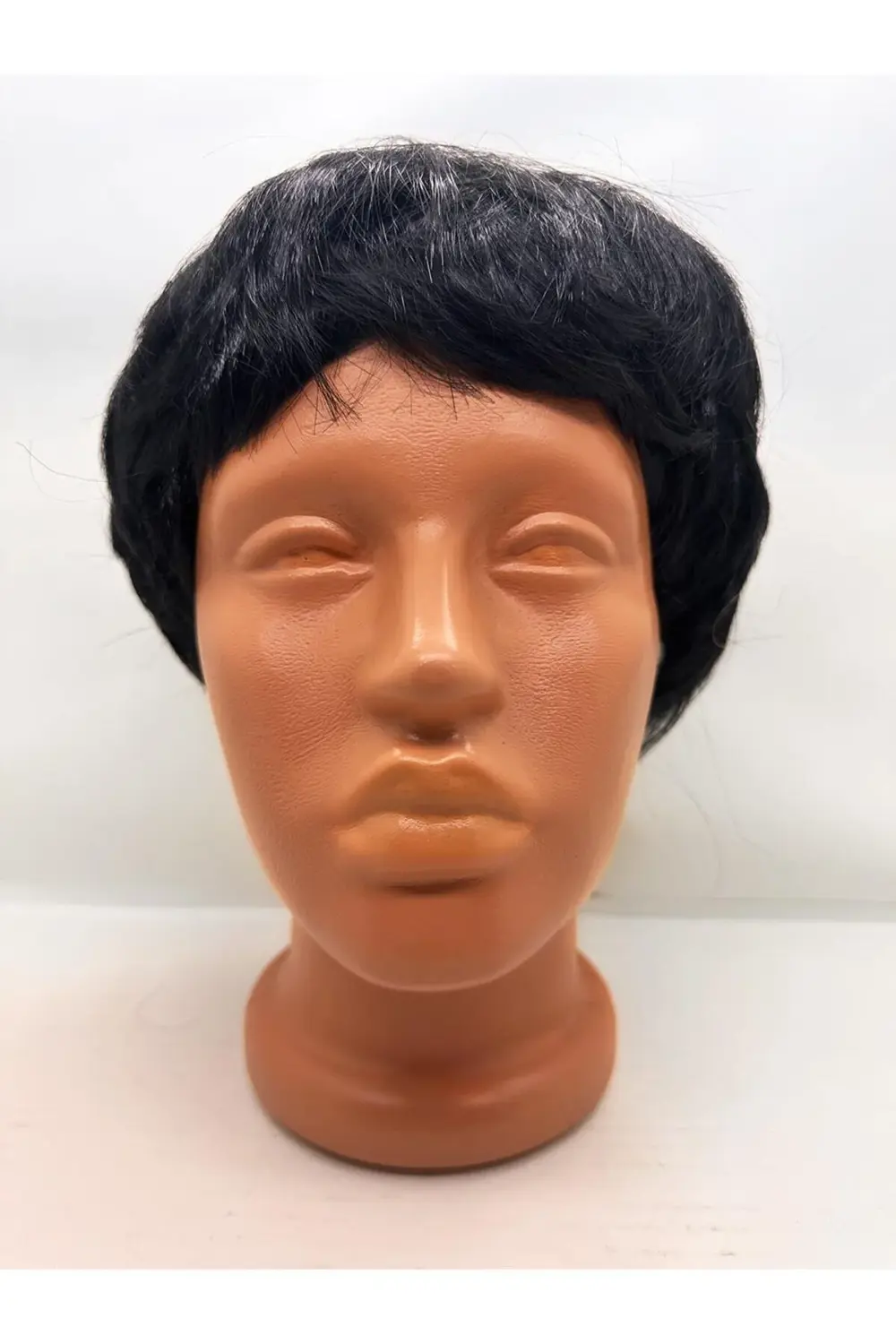 Siyah Renk Kısa Kesim İçi Astarlı Erkek Peruğu (5060) Siyah Renk Kısa Kesim İçi Astarlı Erkek Peruğu (5060)