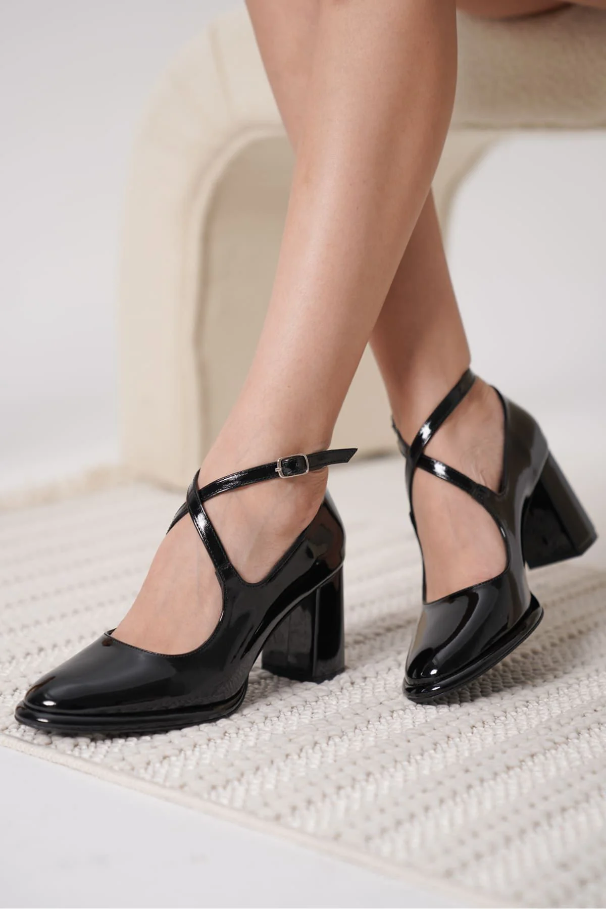 Siyah Rugan Kadın Topuklu Ayakkabı TR18MS09A