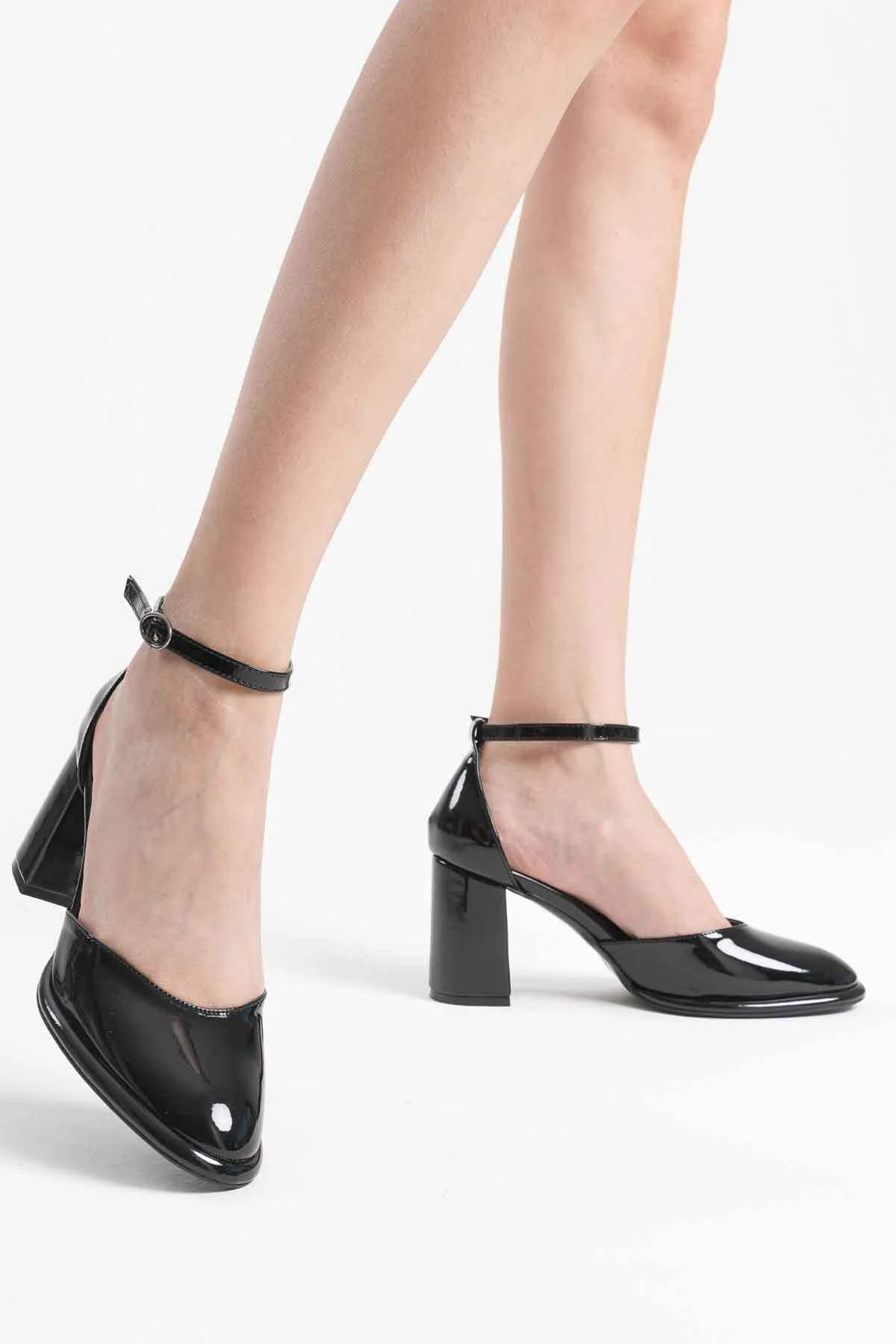 Siyah Rugan Kadın Topuklu Ayakkabı TR18MS04A