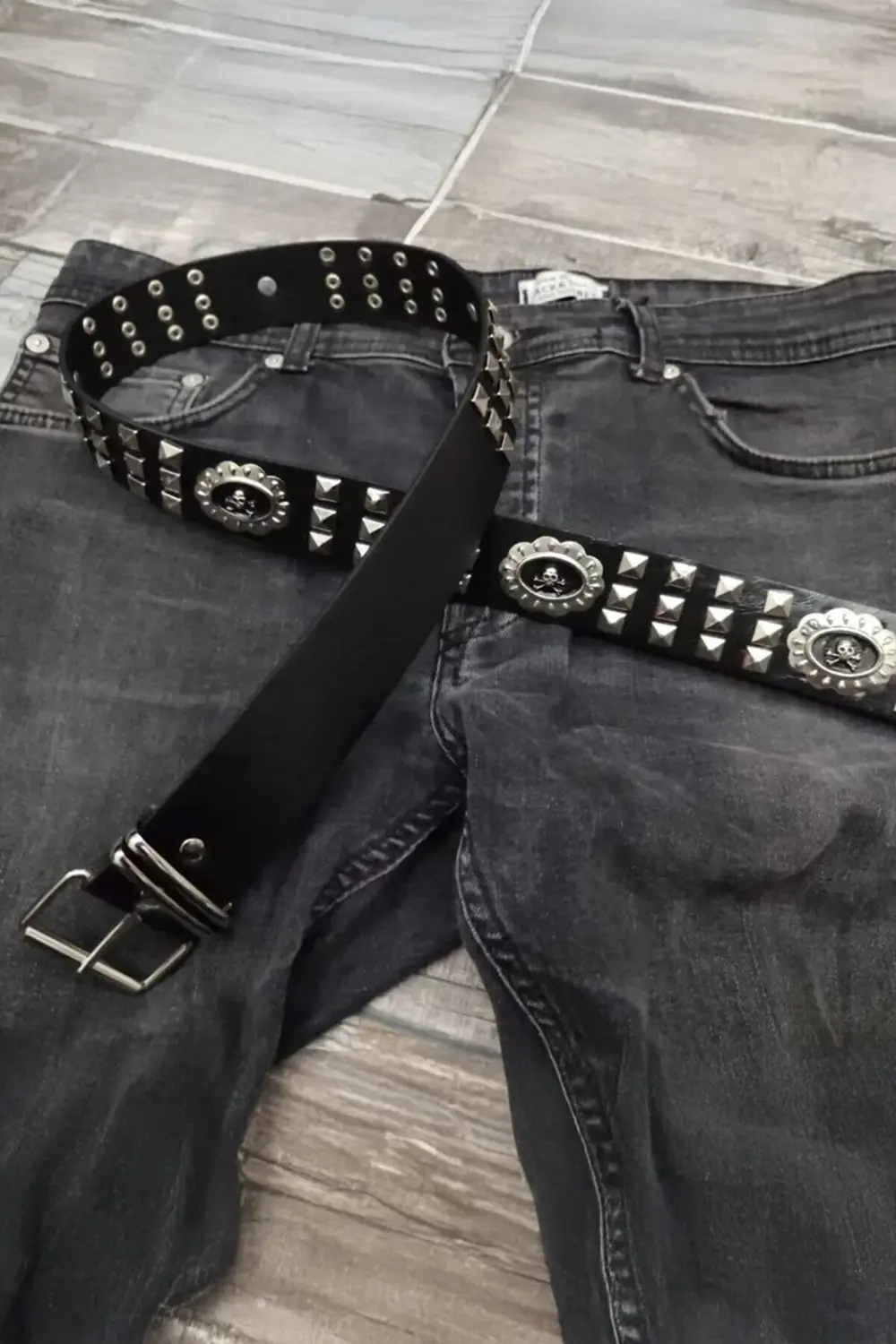 Siyah Skull Detaylı Kare Zımba Detaylı Deri Kemer