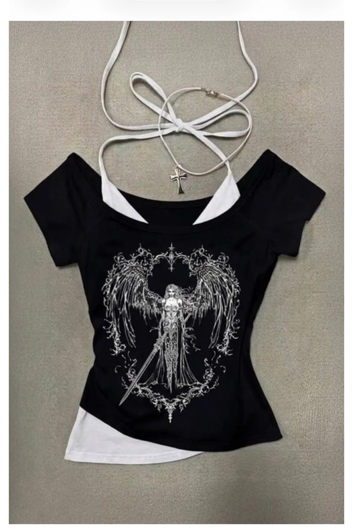 Siyah Sword Warriror Angel Madonna Yaka Ek Askılı Kısa Kollu Bluz Siyah Sword Warriror Angel Madonna Yaka Ek Askılı Kısa Kollu Bluz