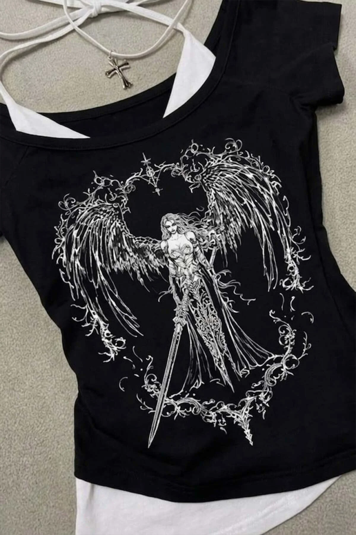 Siyah Sword Warriror Angel Madonna Yaka Ek Askılı Full Body Gotik Y2K Kısa Kollu Crop Siyah Sword Warriror Angel Madonna Yaka Ek Askılı Full Body Gotik Y2K Kısa Kollu Crop