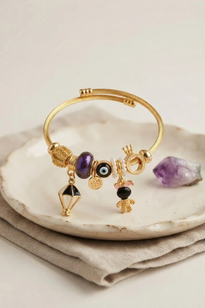 Siyah Uçan Model Charmlı Gold Renk Bileklik - Lisinya Diğer