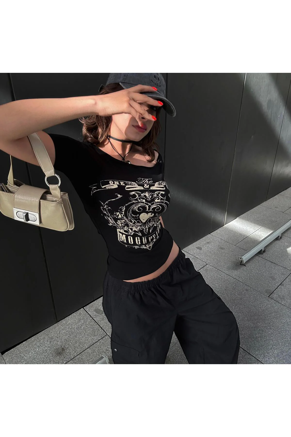 Siyah Vintage MoodyGirl Omuz Açık Kısa Kollu Crop