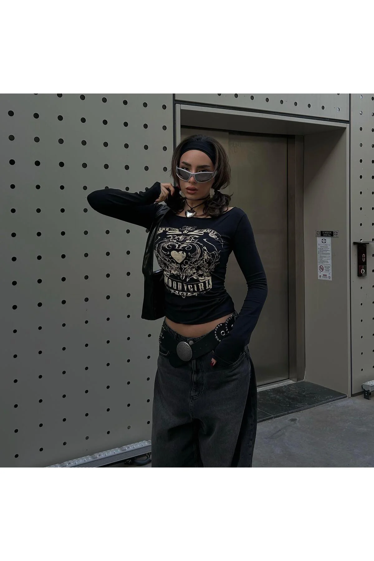 Siyah Vintage MoodyGirl Omuz Açık Uzun Kollu Crop