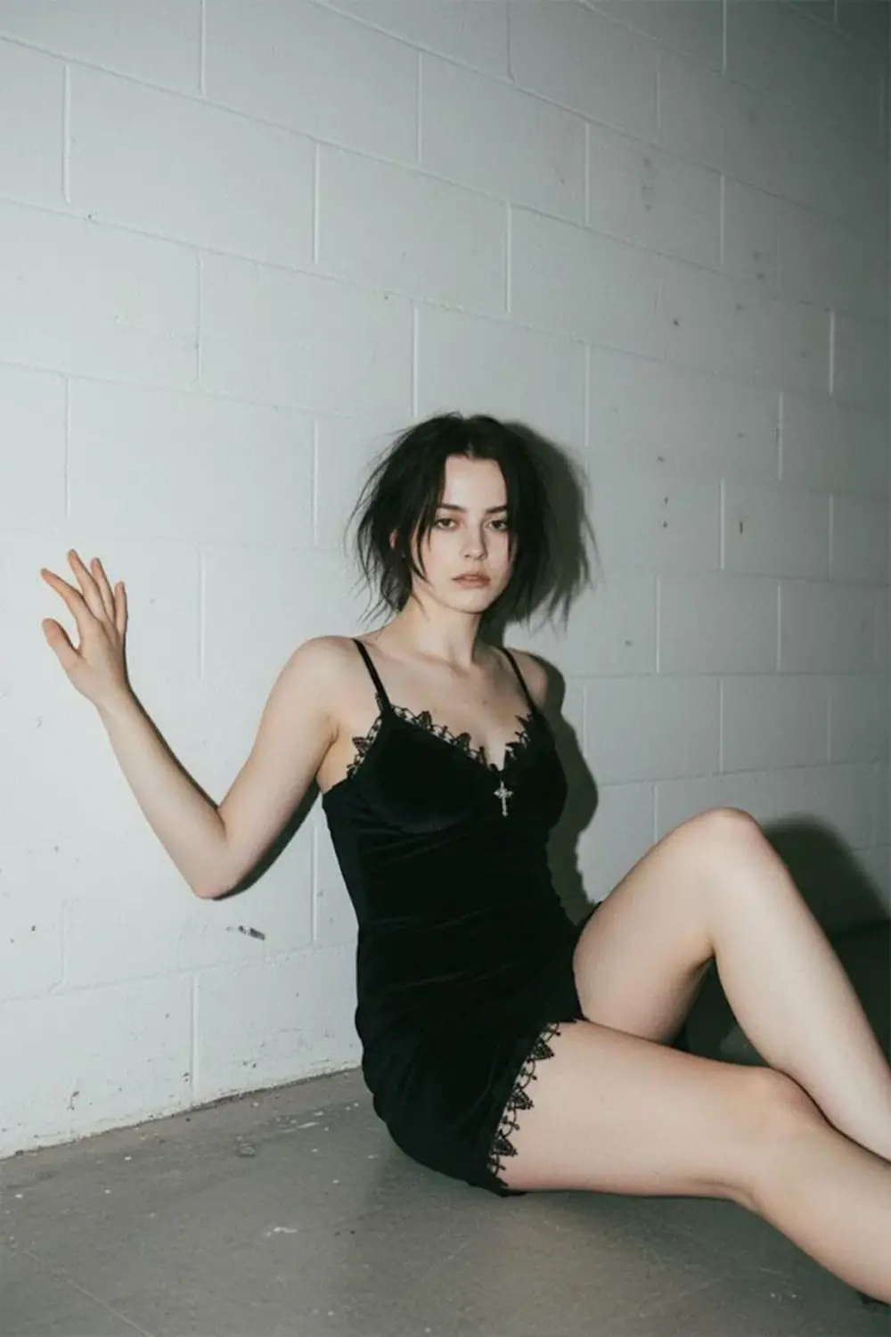 Siyah Yeni Gotik Haç Kolyeli Yırtmaç Detaylı Askılı Elbise